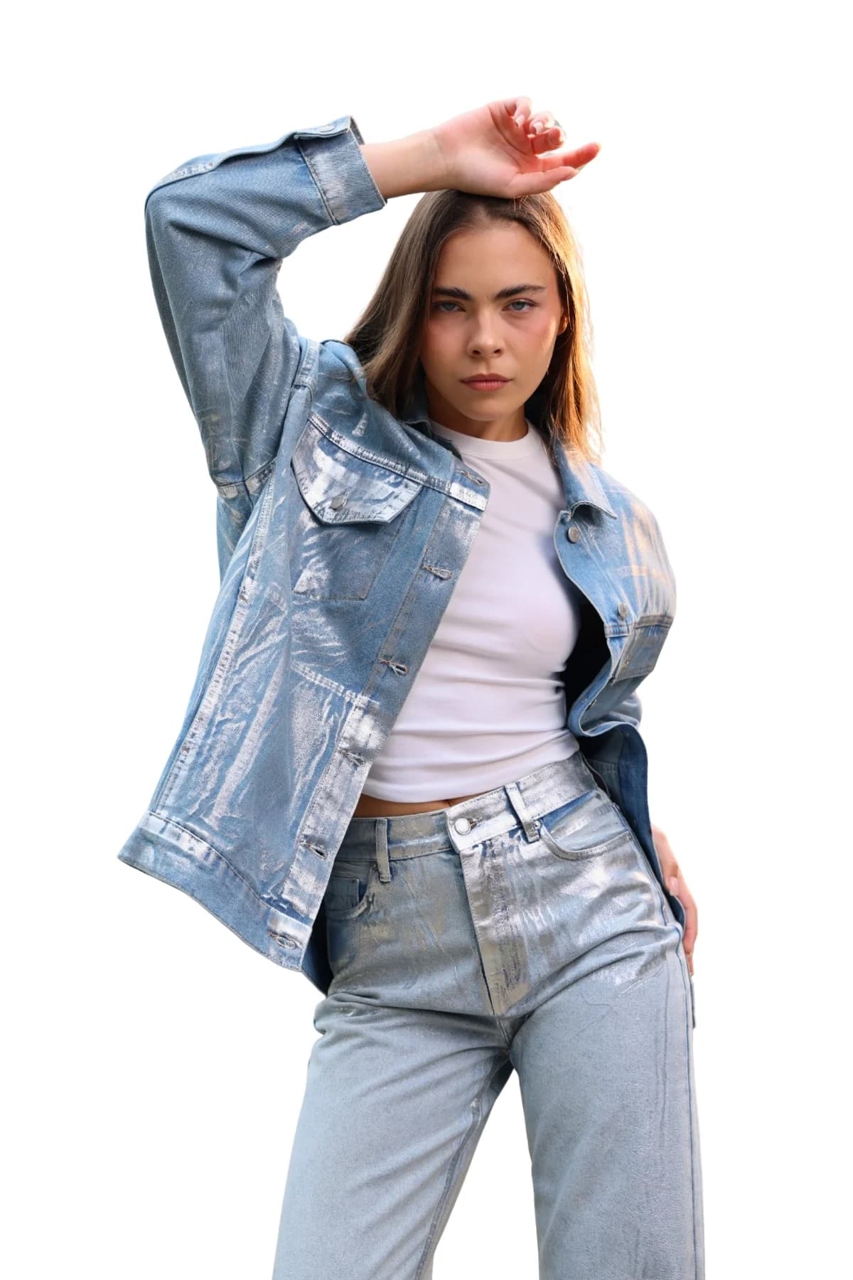 Denim Moon kadın mavi gümüş metalik kaplamalı denim ceket, düşük omuz ve metalik yüzey detayı, modelde önden açılı yakın görünüm.