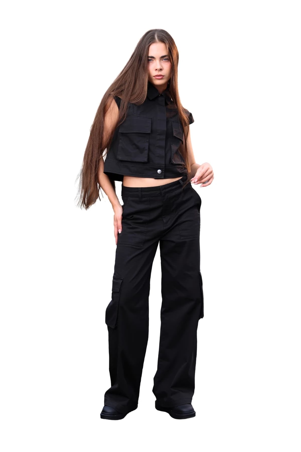 Denim Moon kadın siyah crop dokuma yelek, gömlek yaka ve kapaklı kargo cepleri, modelde önden tam boy görünüm.