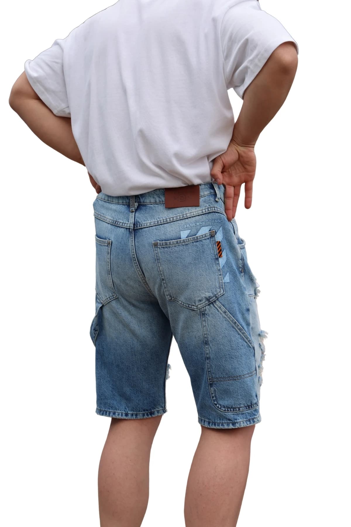 Denim Moon erkek açık mavi denim şort, arka cep ve yan cep detayı, modelde arkadan açılı yakın görünüm.