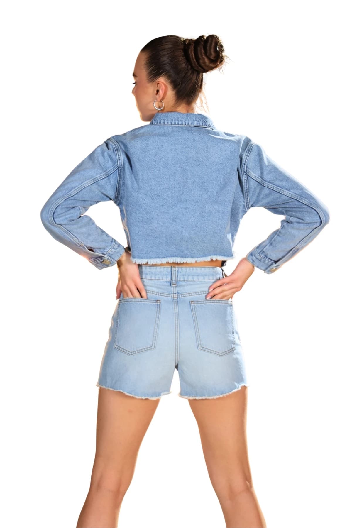 Denim Moon kadın açık mavi denim şort, arka cepler ve kesik paça, modelde arkadan görünüm.