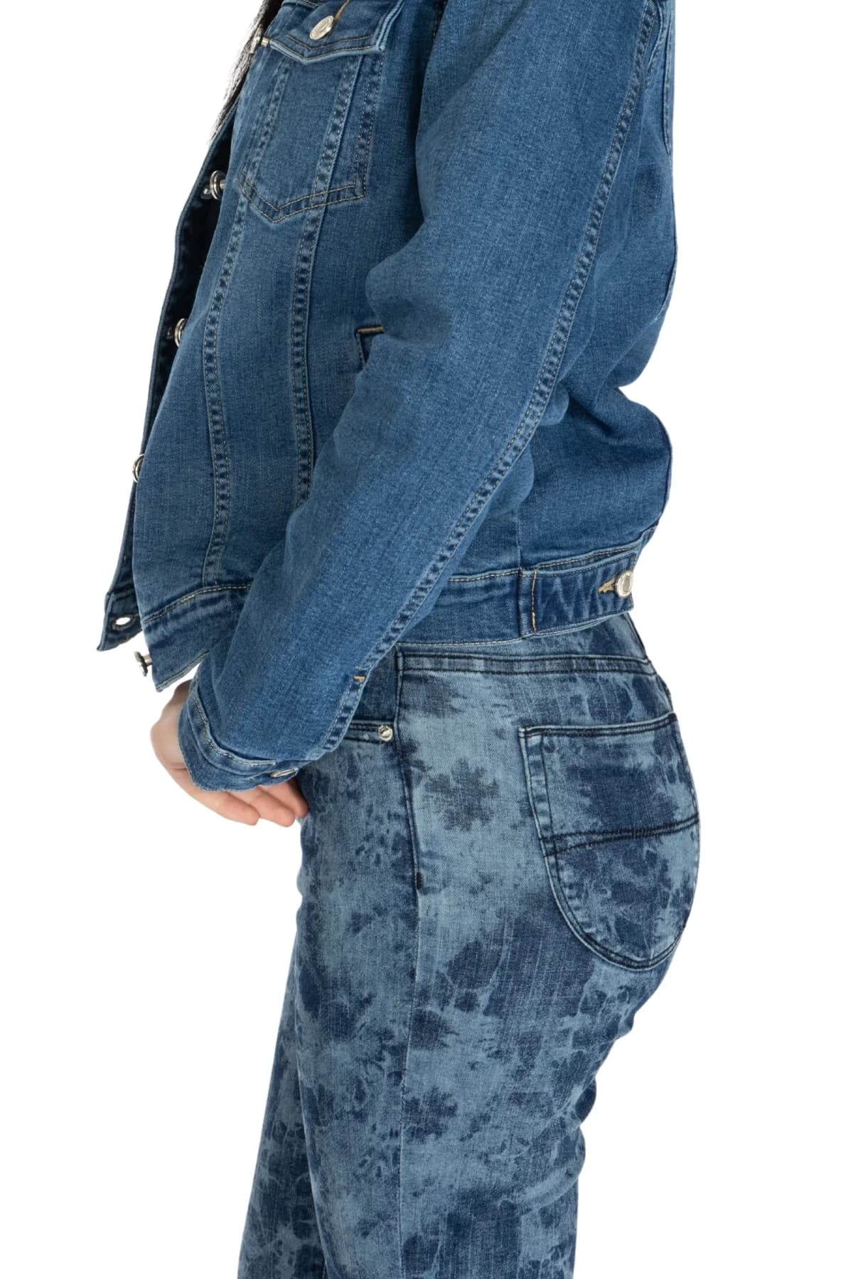 Denim Moon kadın orta mavi klasik denim ceket, göğüs cebi ve düğmeli manşeti yandan yakın görünüm.