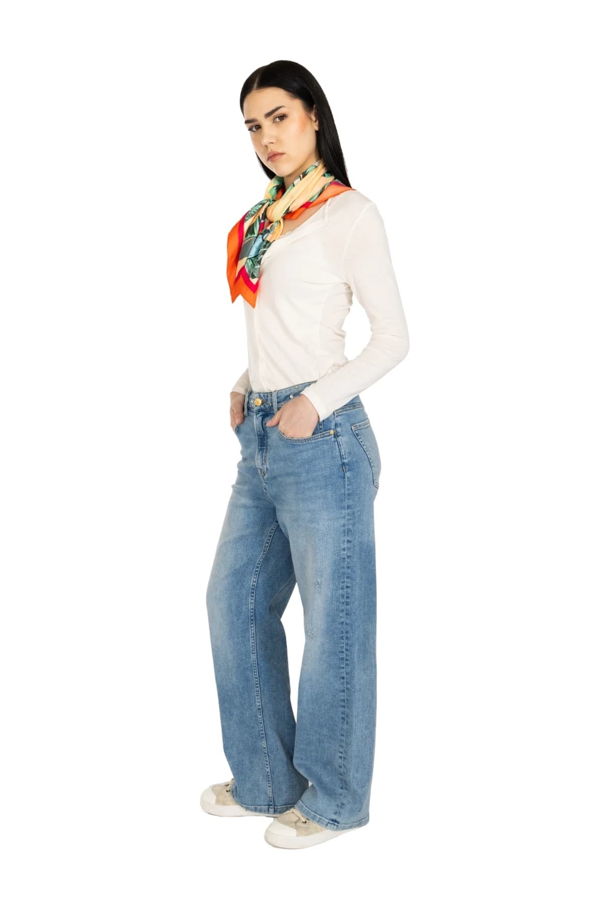 Denim Moon kadın orta mavi geniş paça denim pantolon, rahat kalıbıyla modelde önden üç çeyrek tam boy görünüm.