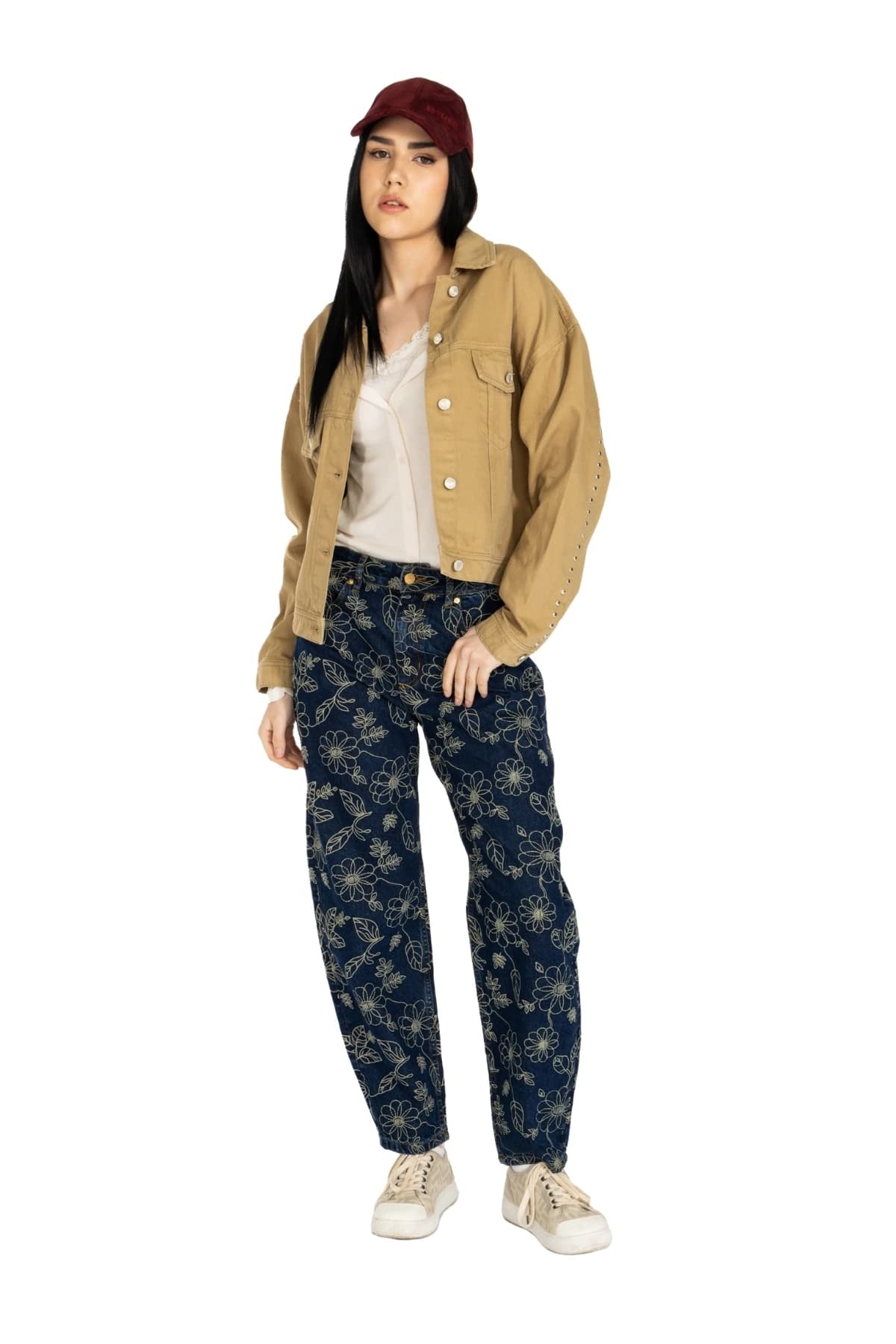 Denim Moon kadın camel bol kesim dokuma ceket, kapaklı göğüs cepleri ve metal düğmeleriyle modelde önden tam boy görünüm.