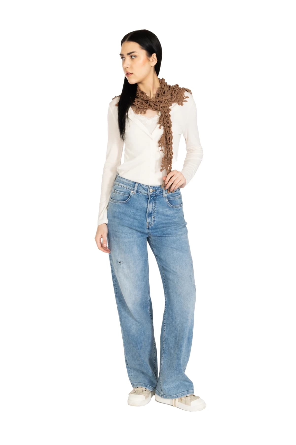 Denim Moon kadın orta mavi yıkamalı geniş paça denim pantolon, hafif yıpratma detayıyla modelde önden tam boy görünüm.