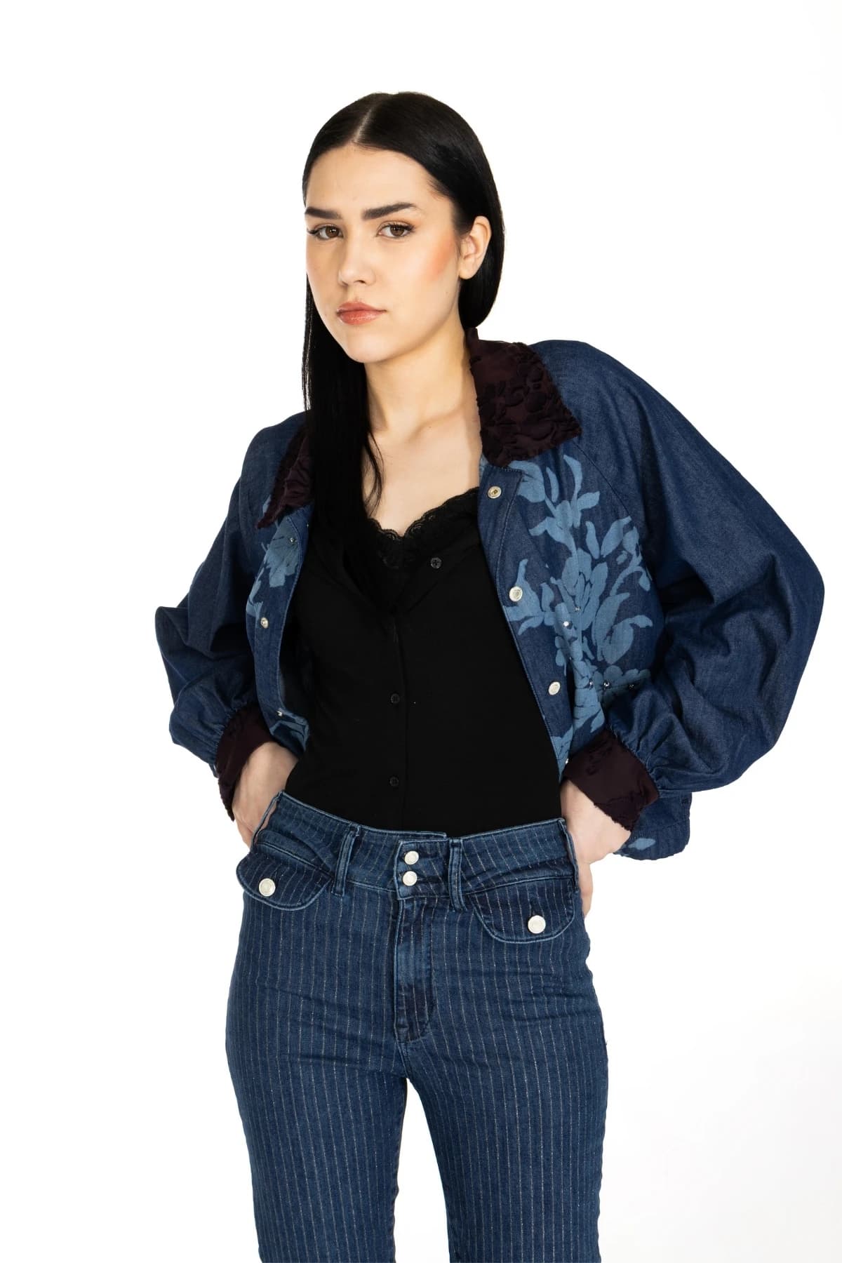Denim Moon kadın lacivert çizgili denim pantolon, çift düğmeli bel ve çıtçıtlı kapaklı ön cepleriyle modelde önden görünüm.