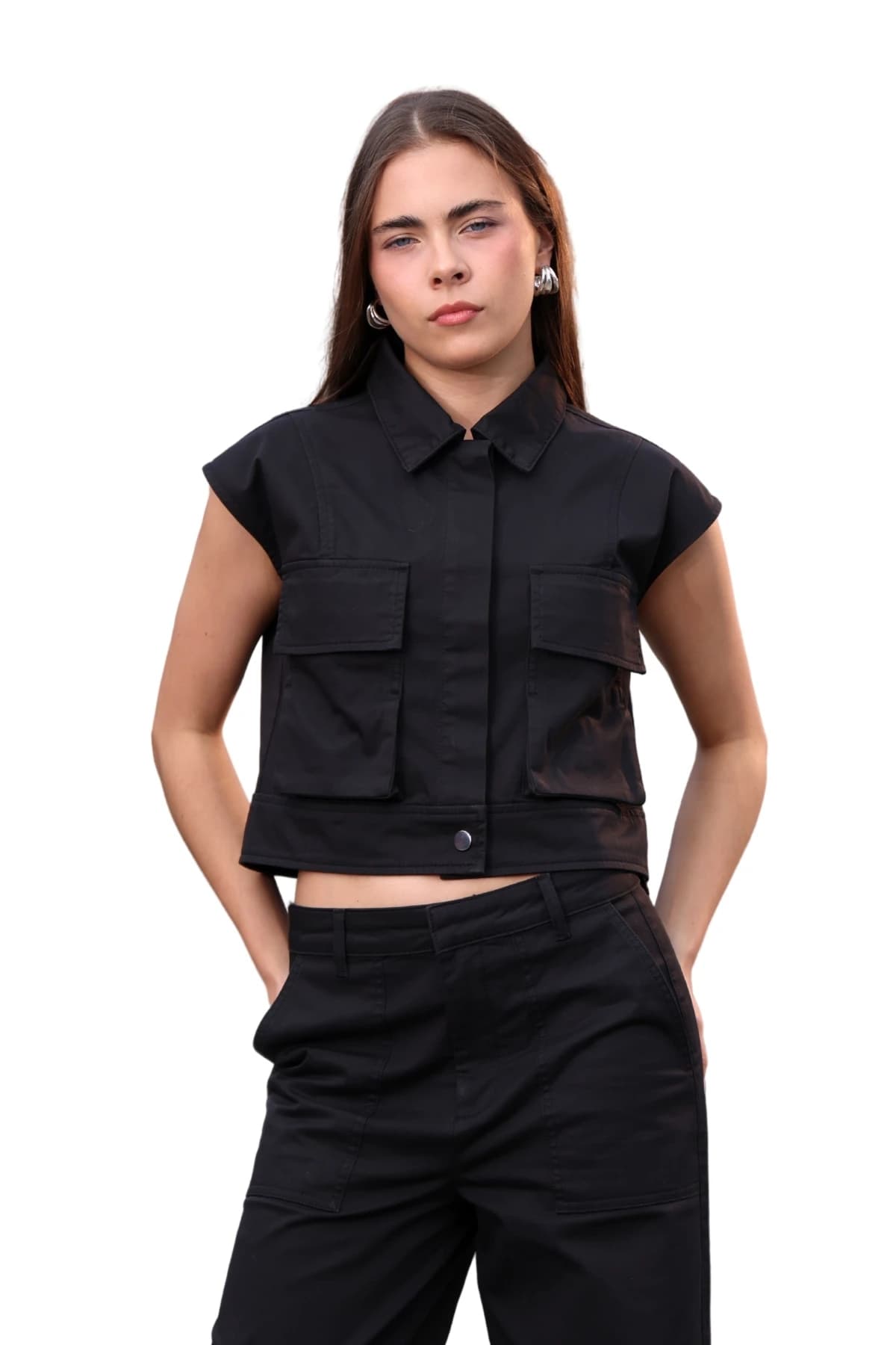 Denim Moon kadın siyah crop dokuma yelek, gizli patlı ön kapama ve kapaklı cepler, modelde önden yakın görünüm.