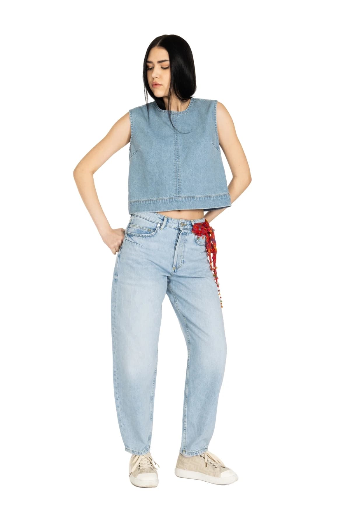 Denim Moon kadın açık mavi balon kesim denim pantolon, daralan paçasıyla modelde önden tam boy görünüm.