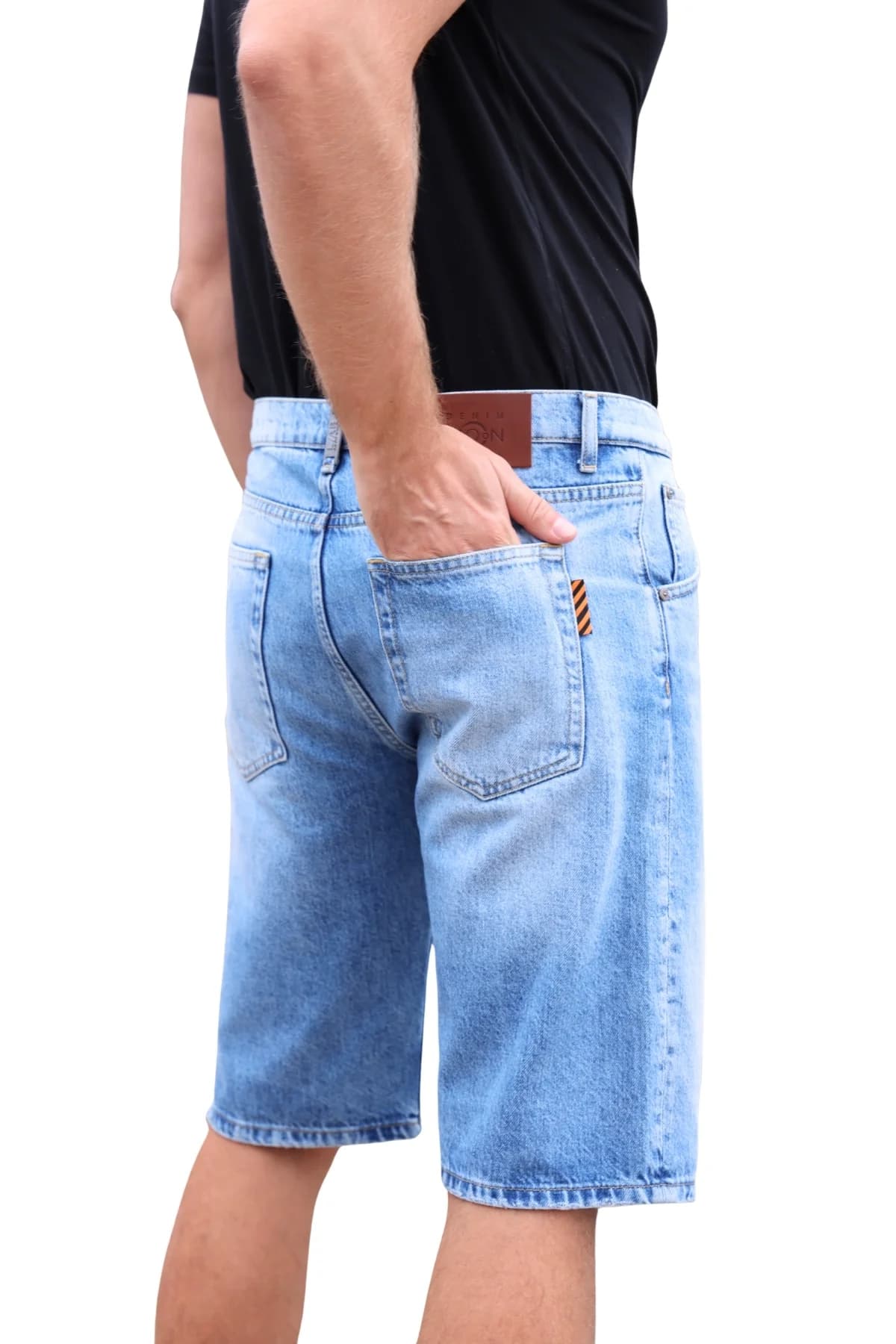 Denim Moon erkek açık mavi yıkamalı denim şort, arka cep ve deri bel etiketi detayı, modelde arkadan açılı yakın görünüm.