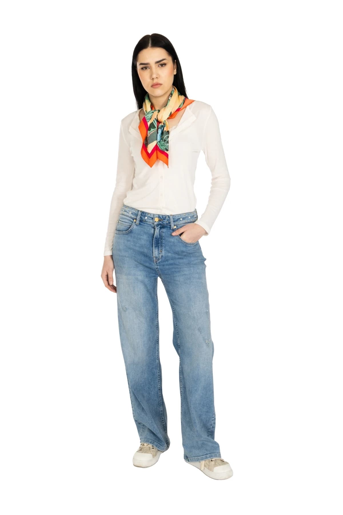 Denim Moon kadın orta mavi geniş paça denim pantolon, yüksek bel ve metal düğmeli önüyle modelde önden tam boy görünüm.