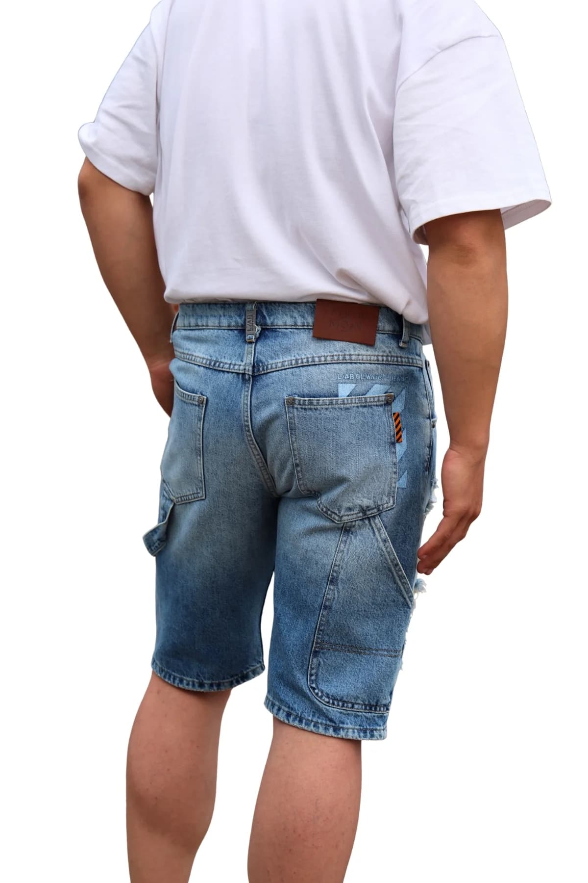 Denim Moon erkek açık mavi denim şort, arka cep ve deri bel etiketi detayı, modelde arkadan yakın görünüm.