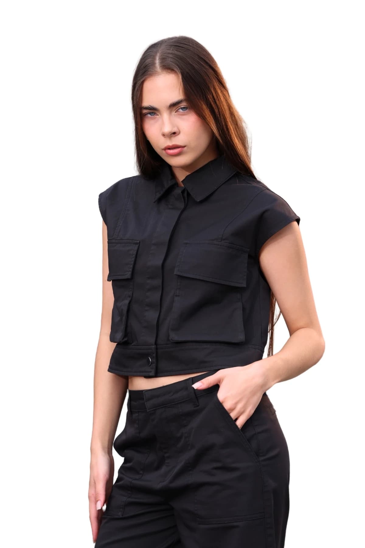 Denim Moon kadın siyah crop dokuma yelek, kısa boy ve rahat kesim, modelde önden açılı yakın görünüm.