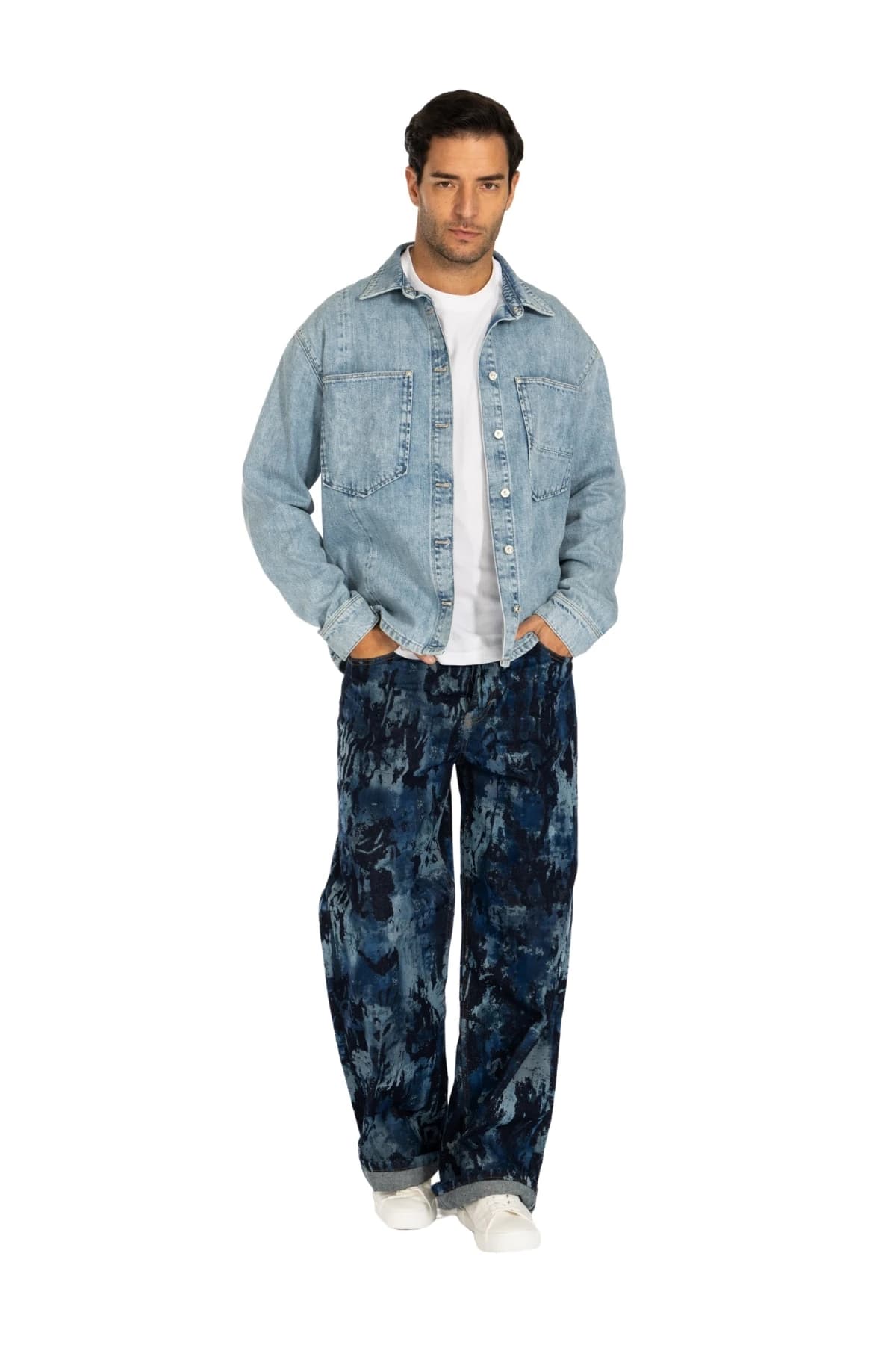 Denim Moon erkek lacivert batik desenli denim pantolon, geniş paça ve kıvrık paça detayı, modelde önden görünüm.