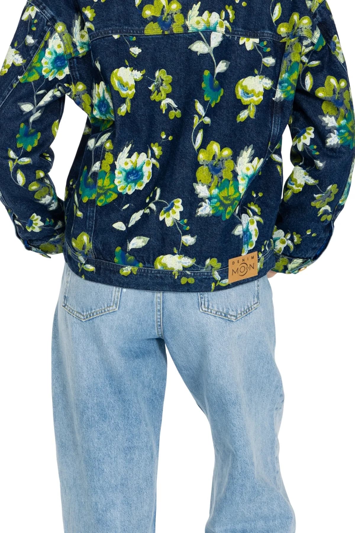 Denim Moon kadın lacivert çiçek desenli denim ceket, sırt çiçek baskısı ve deri marka etiketi arkadan yakın görünüm.