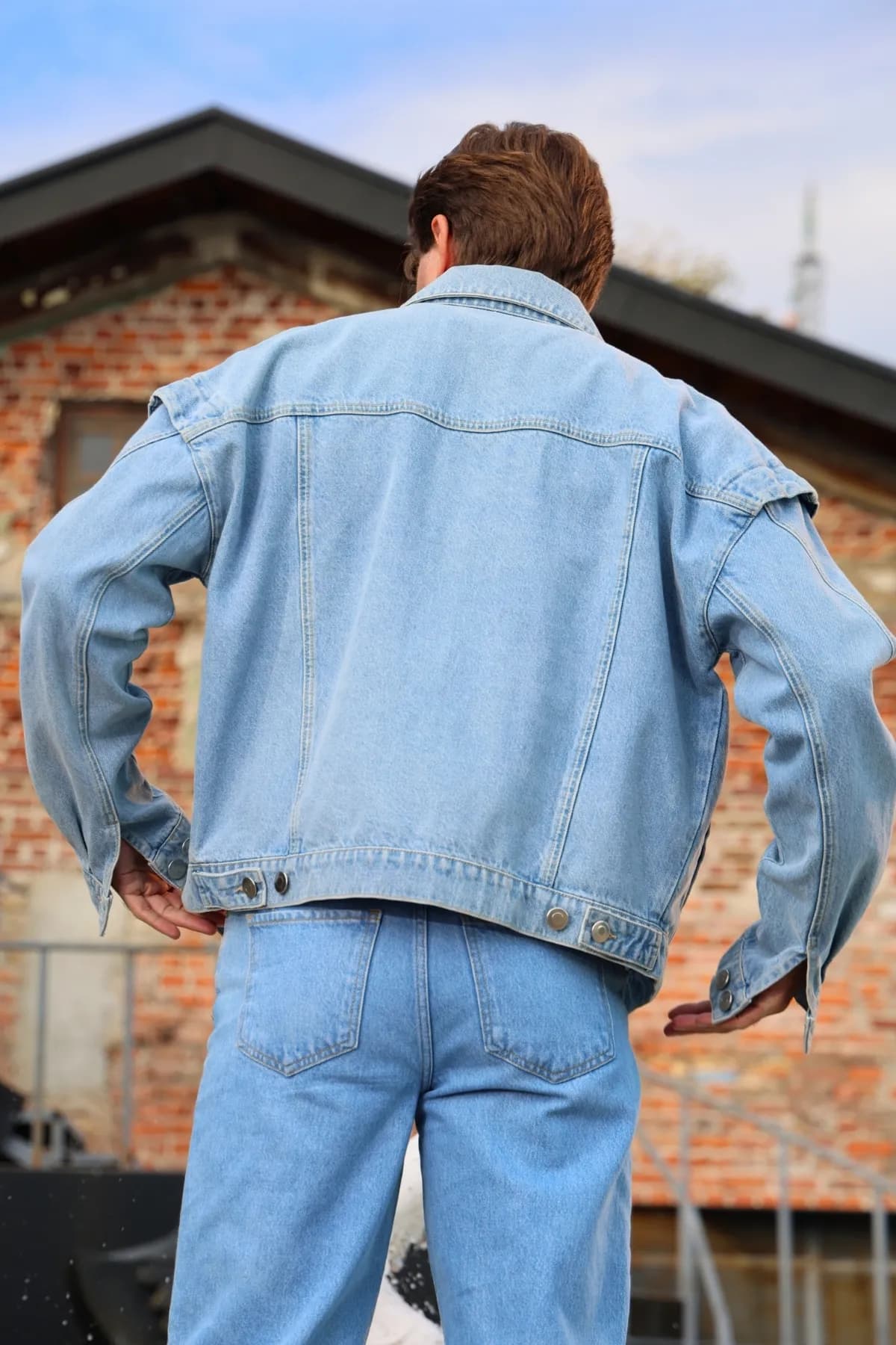 Denim Moon erkek açık mavi oversize denim ceket, çift düğmeli bel patı ve sırt robasıyla arkadan görünüm.