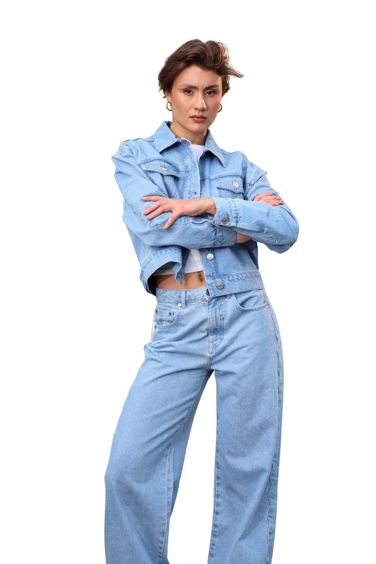 Denim Moon kadın açık mavi geniş paça denim pantolon, ön cepleri ve rahat kalıbıyla modelde önden görünüm.