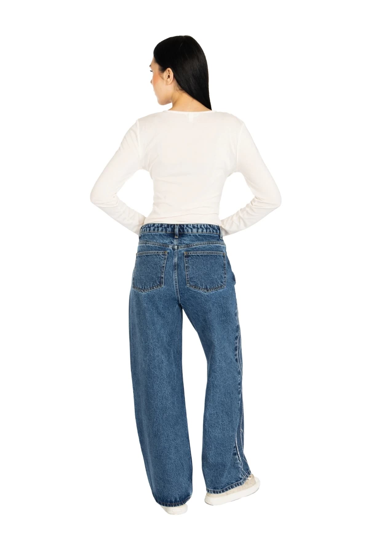 Denim Moon kadın orta mavi geniş paça denim pantolon, sade arka cepleriyle modelde arkadan tam boy görünüm.