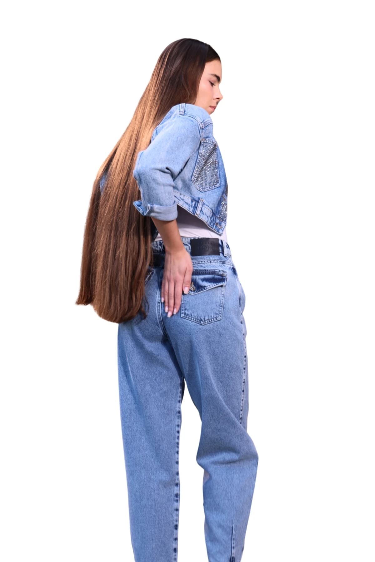 Denim Moon kadın orta mavi balon kesim denim pantolon, rahat kalıbı ve arka cepleriyle modelde arkadan üç çeyrek görünüm.