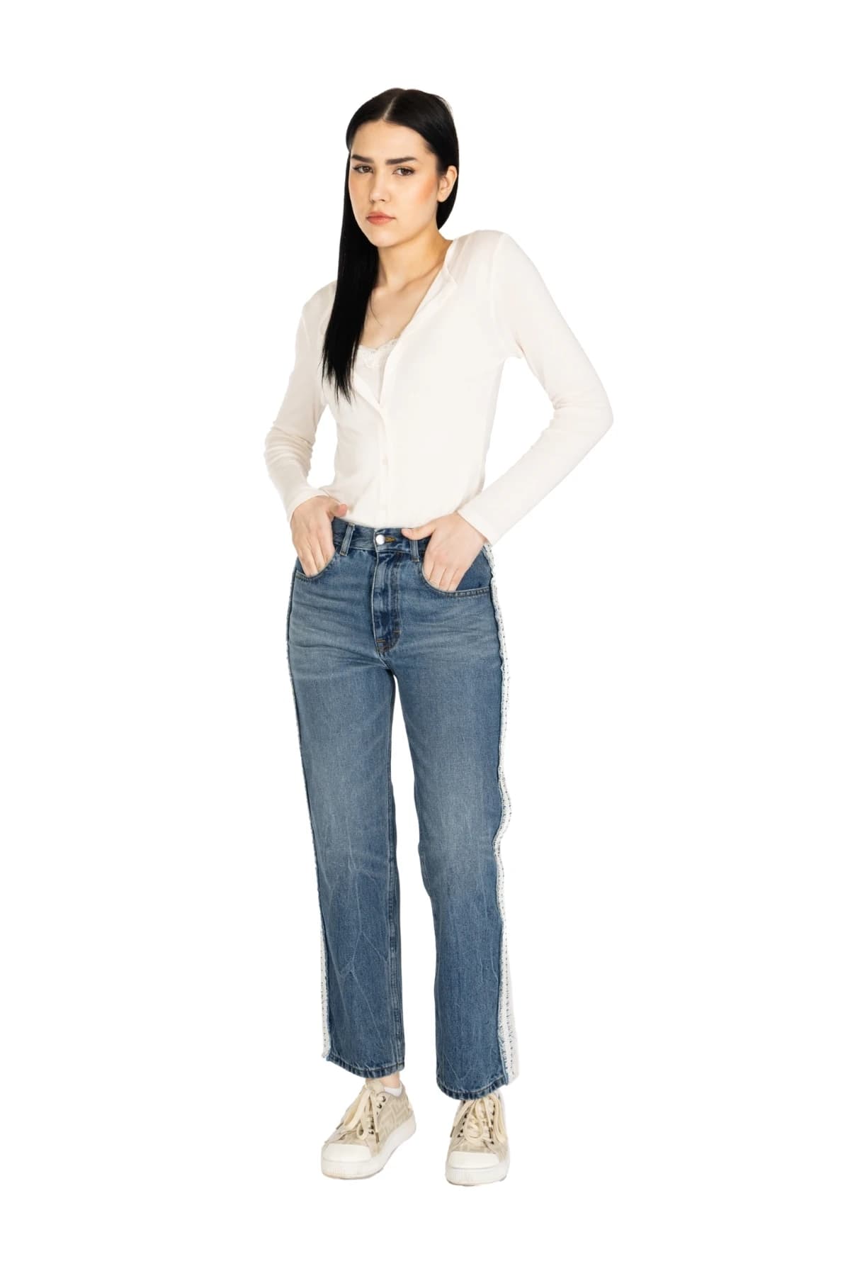Denim Moon kadın orta mavi vintage yıkamalı düz paça denim pantolon, yüksek beliyle modelde önden tam boy görünüm.