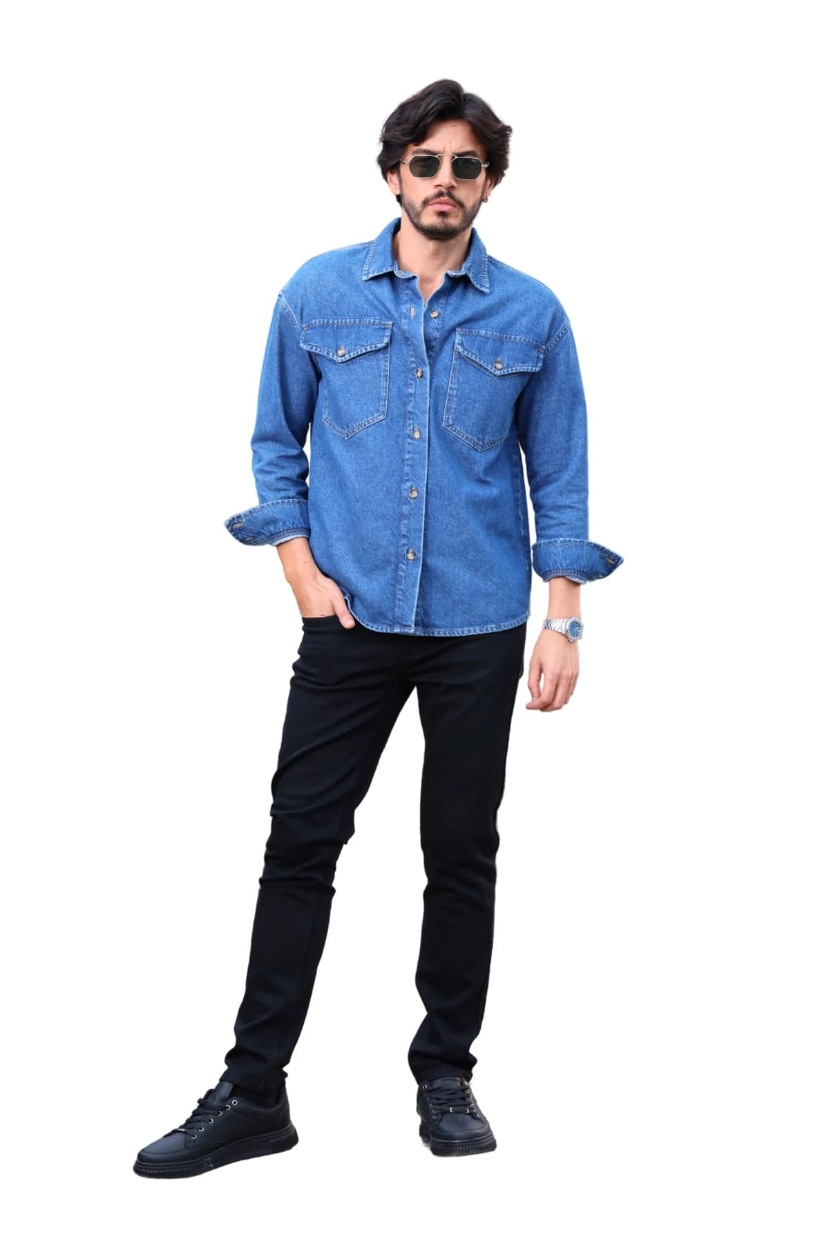 Denim Moon erkek mavi denim gömlek, kapaklı göğüs cepleri ve katlanmış kol, modelde önden tam boy görünüm.