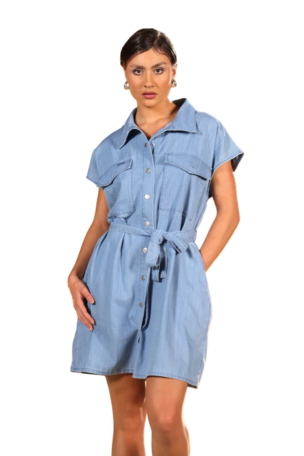 Denim Moon kadın açık mavi denim gömlek elbise, kapaklı göğüs cepleri ve kuşak detayı, modelde önden yakın görünüm.