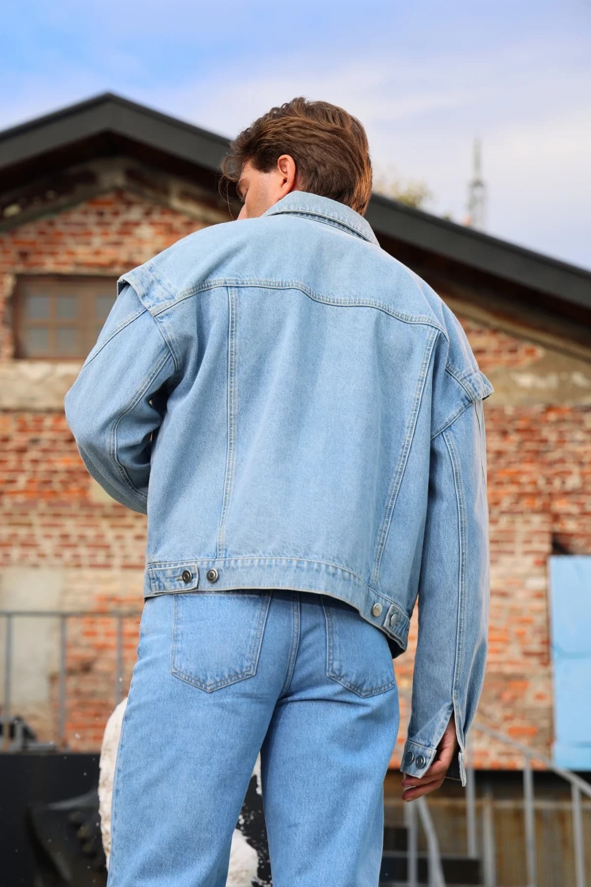 Denim Moon erkek açık mavi denim ceket, sırt dikiş detayı ve düğmeli manşetiyle arkadan yakın görünüm.