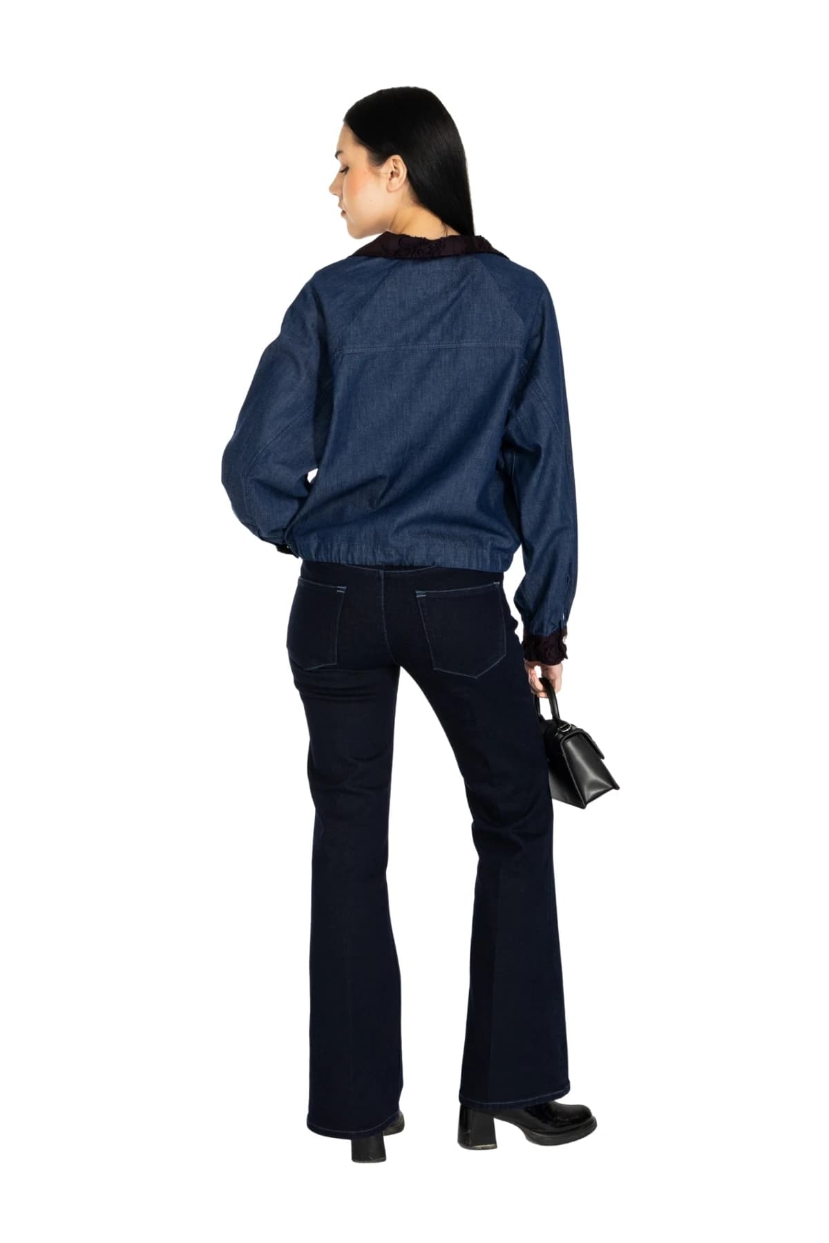 Denim Moon kadın koyu mavi çiçek baskılı denim gömlek, düz sırtı ve büzgülü eteğiyle modelde arkadan tam boy görünüm.