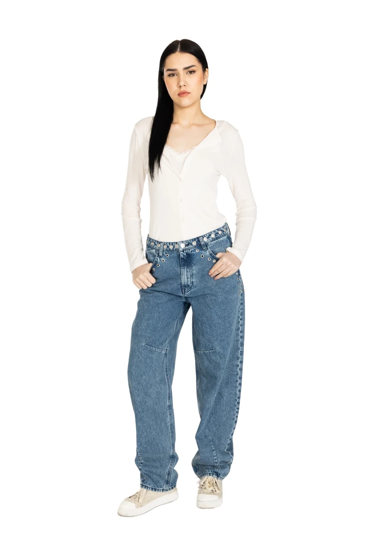 Denim Moon kadın orta mavi bol kesim denim pantolon, kuşgözü detaylı beliyle modelde önden tam boy görünüm.