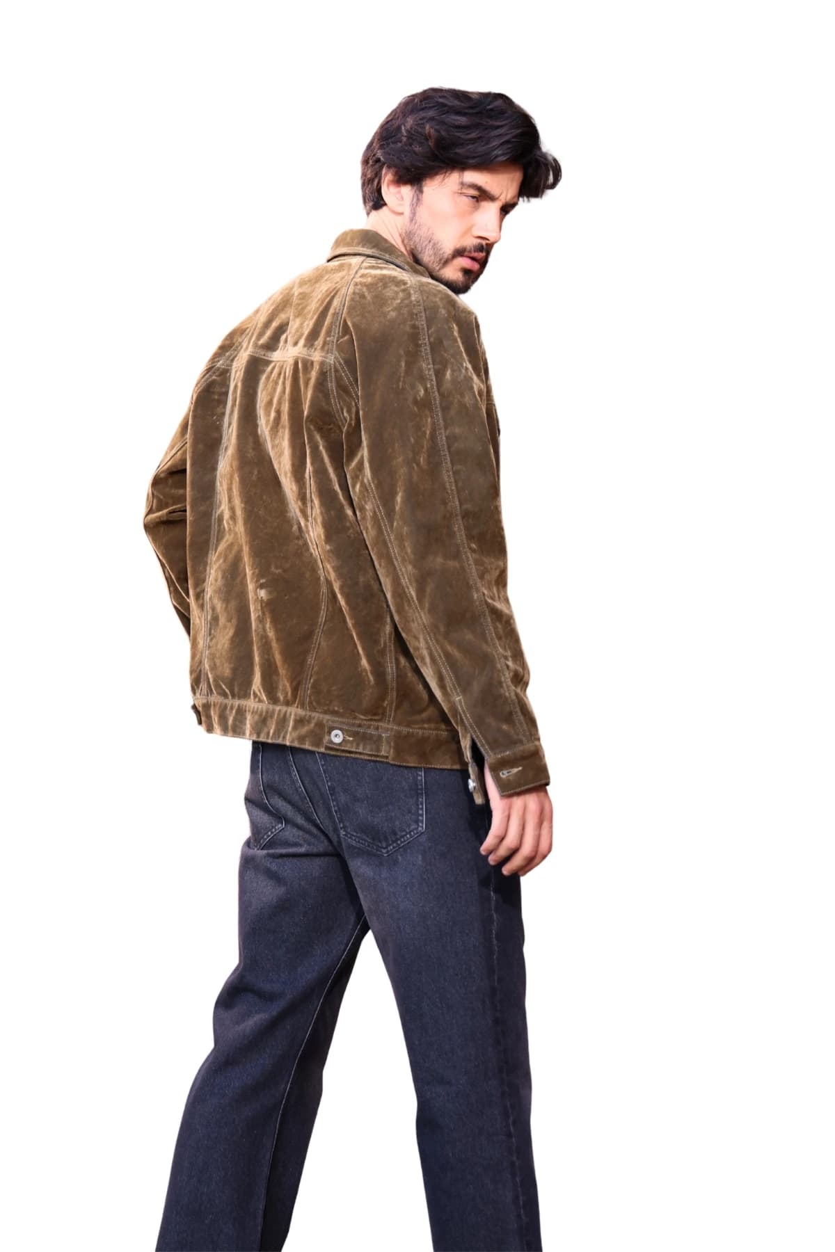 Denim Moon erkek haki yeşil kadife ceket, sırt dikişleri ve bel bandıyla modelde arkadan üç çeyrek görünüm.