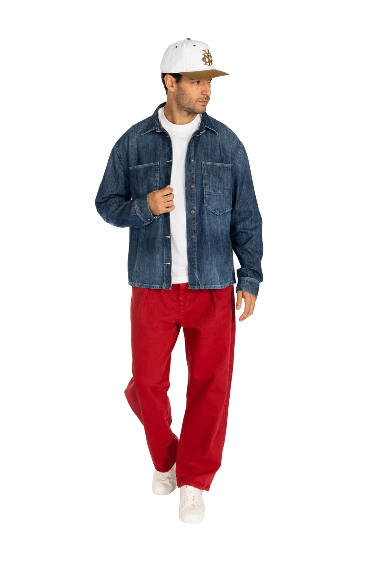 Denim Moon erkek koyu mavi yıkamalı denim gömlek, göğüs cebi detayı, modelde önden görünüm.