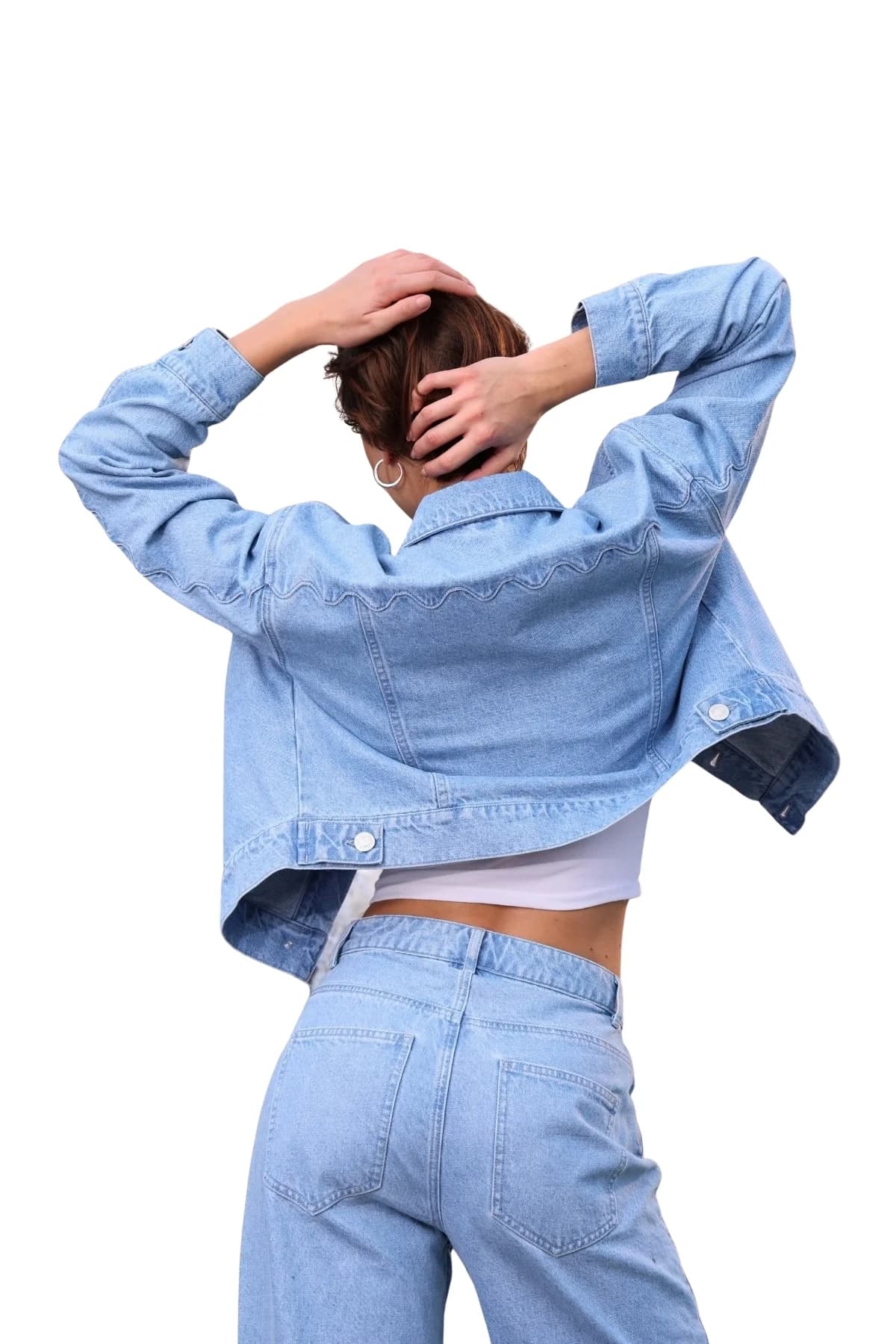 Denim Moon kadın açık mavi geniş paça denim pantolon, arka cepleri ve bel detayıyla modelde arkadan görünüm.