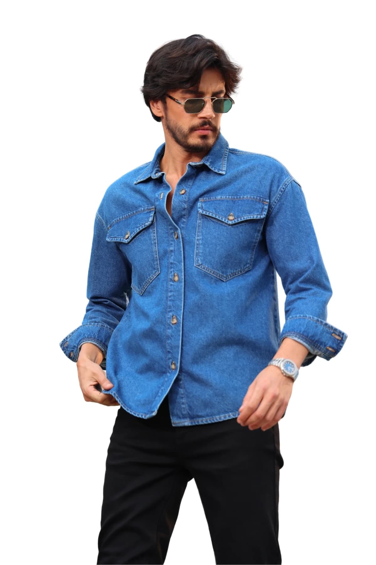 Denim Moon erkek mavi denim gömlek, kapaklı cep ve manşet detayı, modelde önden yakın görünüm.