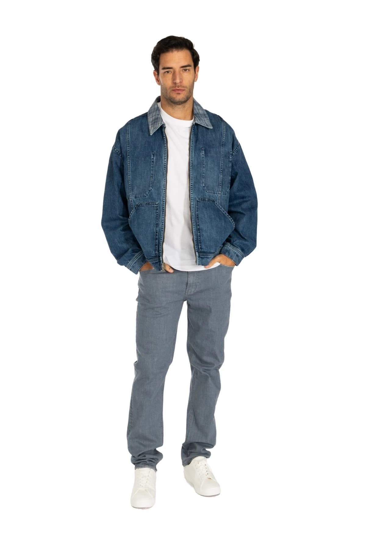 Denim Moon erkek mavi denim ceket, ön cep detayı ve beyaz tişört üzerine açık kullanım, modelde önden görünüm.