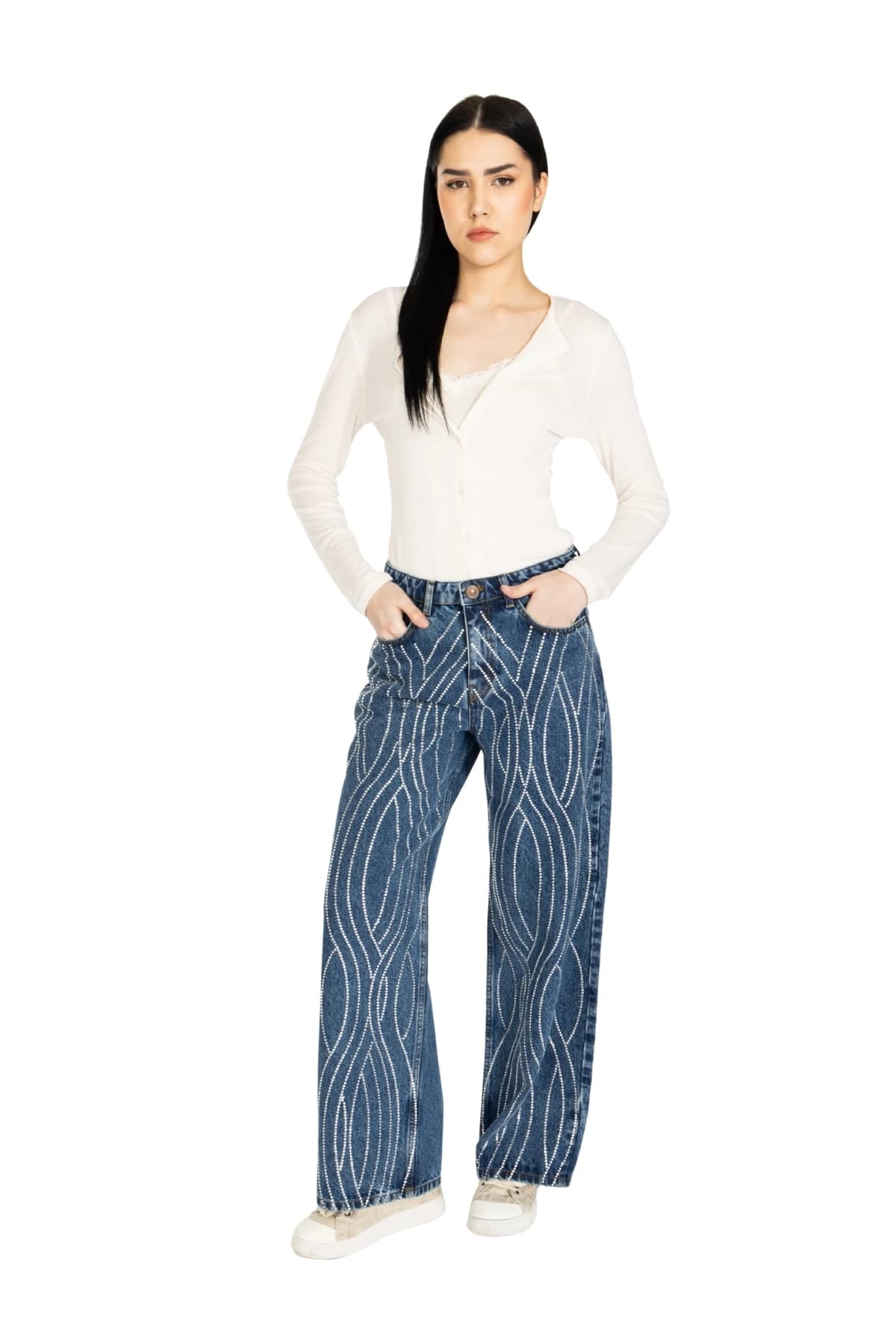 Denim Moon kadın orta mavi geniş paça denim pantolon, önde dalga desenli taş işlemesiyle modelde önden tam boy görünüm.