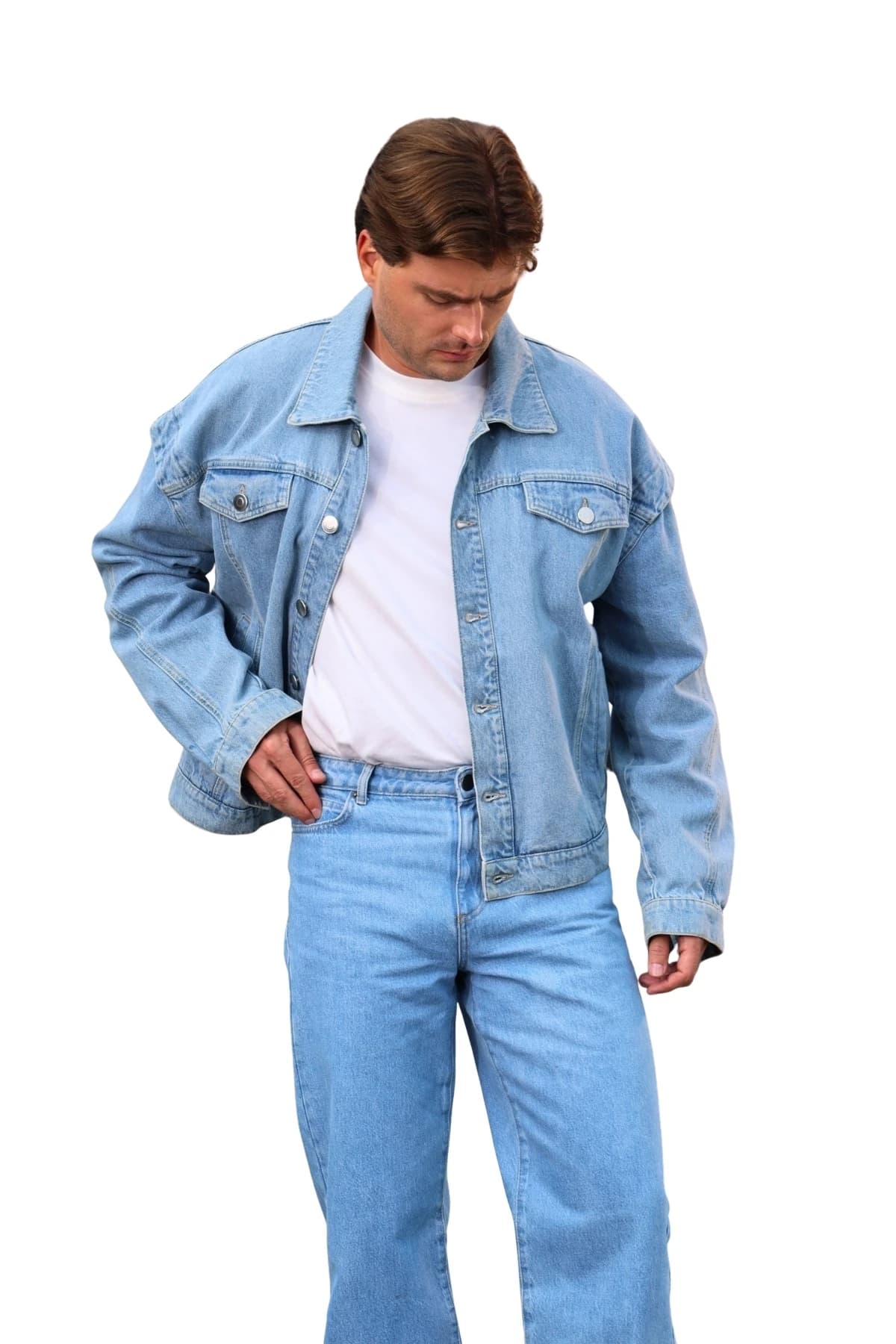 Denim Moon erkek açık mavi düz paça denim pantolon, metal düğmeli bel ve kemer köprüleriyle modelde önden görünüm.