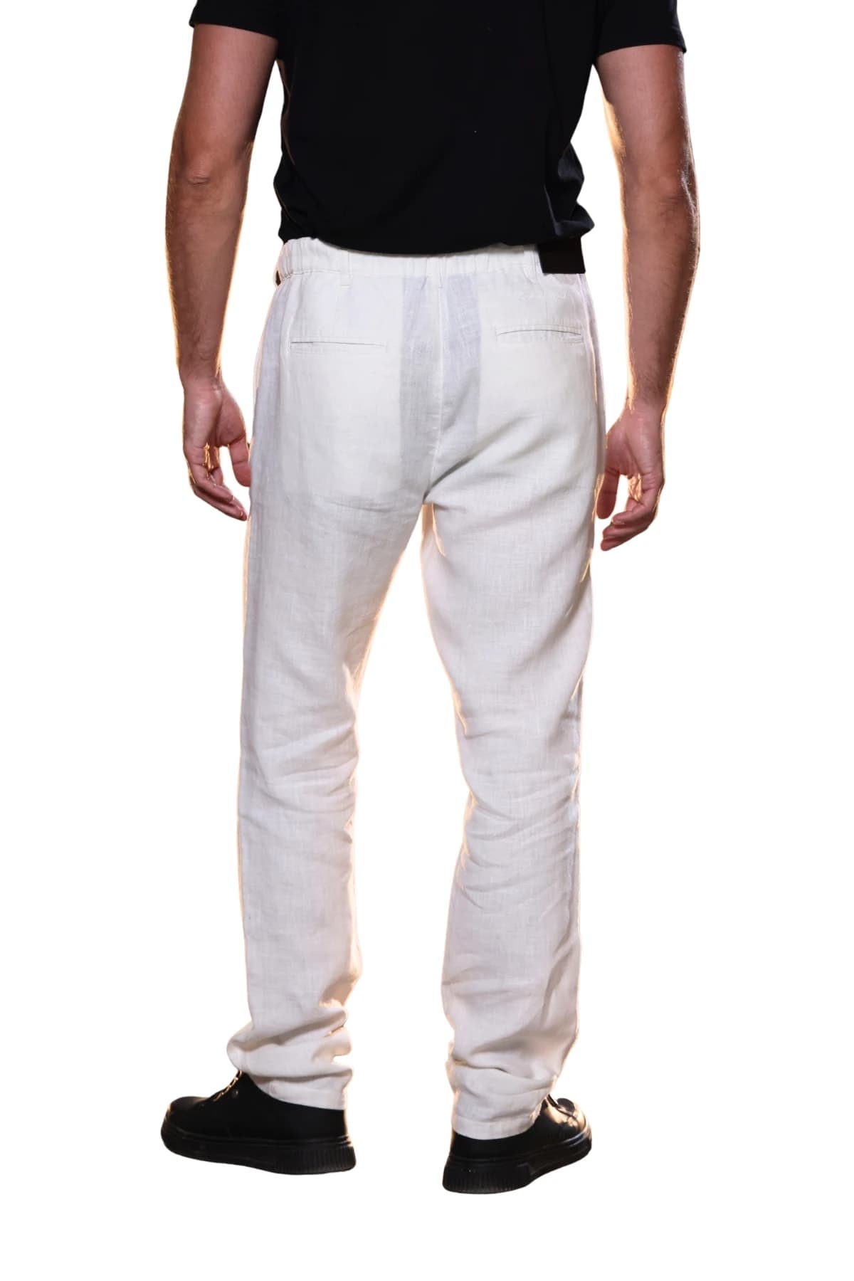 Denim Moon erkek beyaz keten pantolon, arka cep ve düz paça kesim, modelde arkadan görünüm.