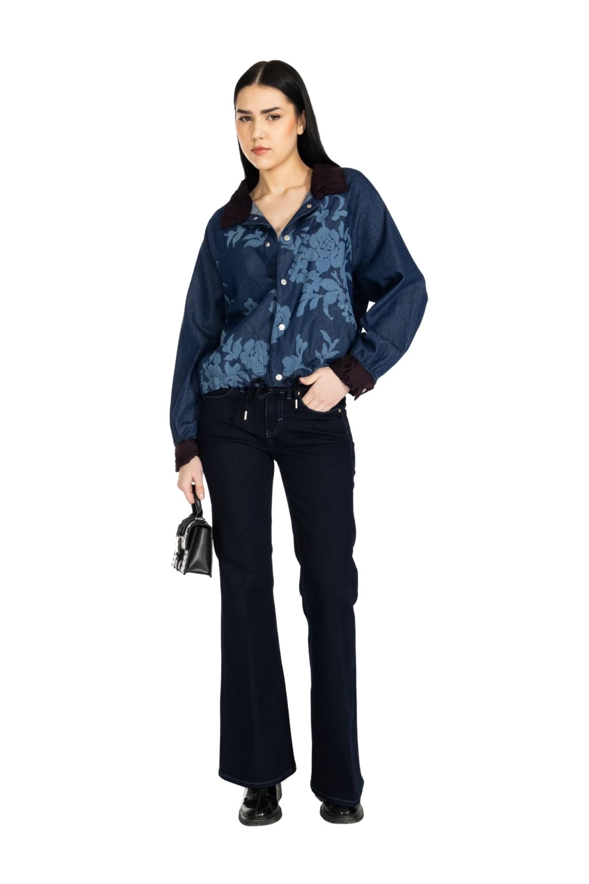 Denim Moon kadın koyu mavi çiçek baskılı denim gömlek, bordo kontrast yaka ve manşetleriyle modelde önden tam boy görünüm.