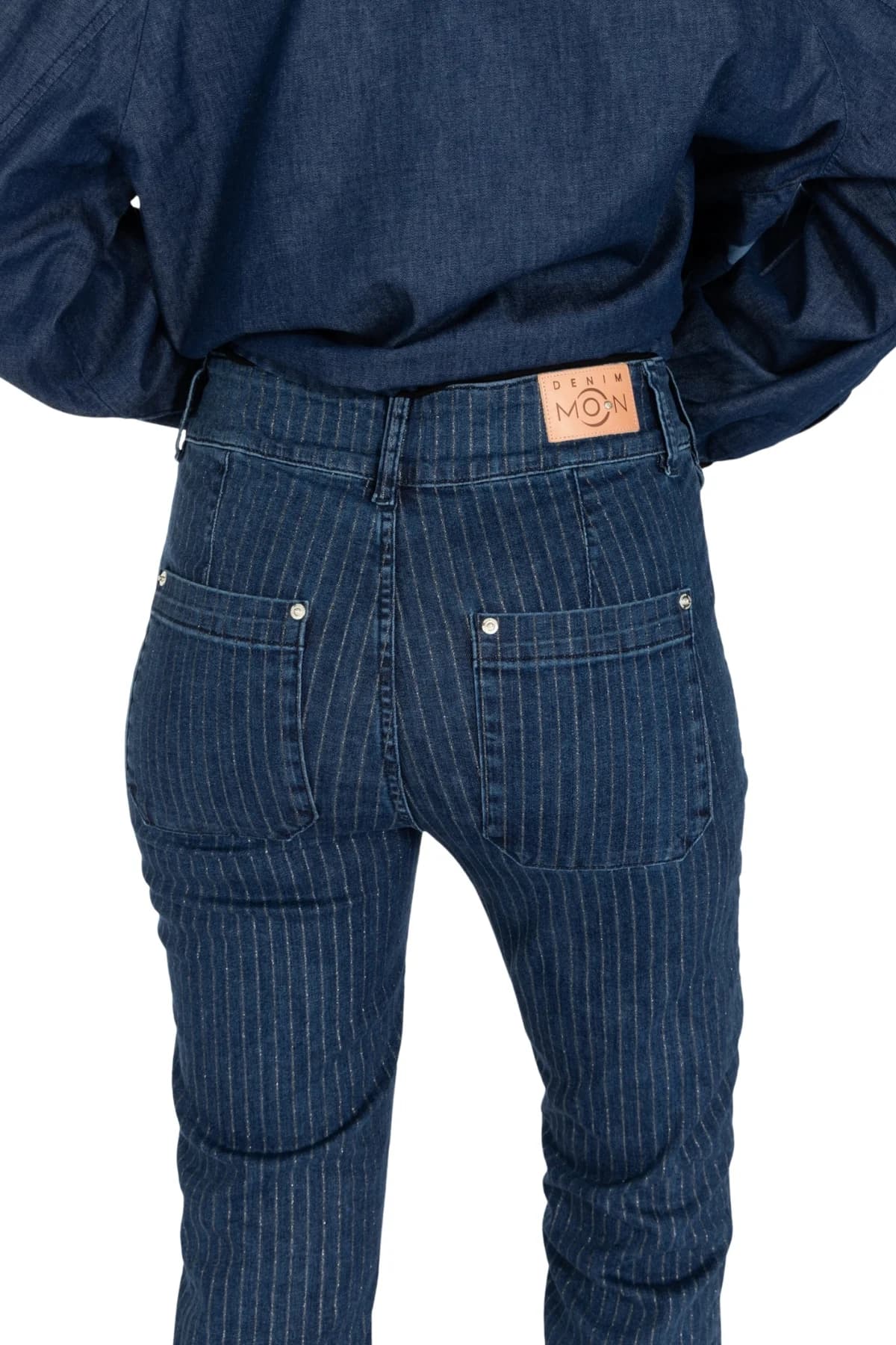 Denim Moon kadın koyu mavi kısa denim ceket, büzgülü etek ve sırt detayı arkadan yakın görünüm.