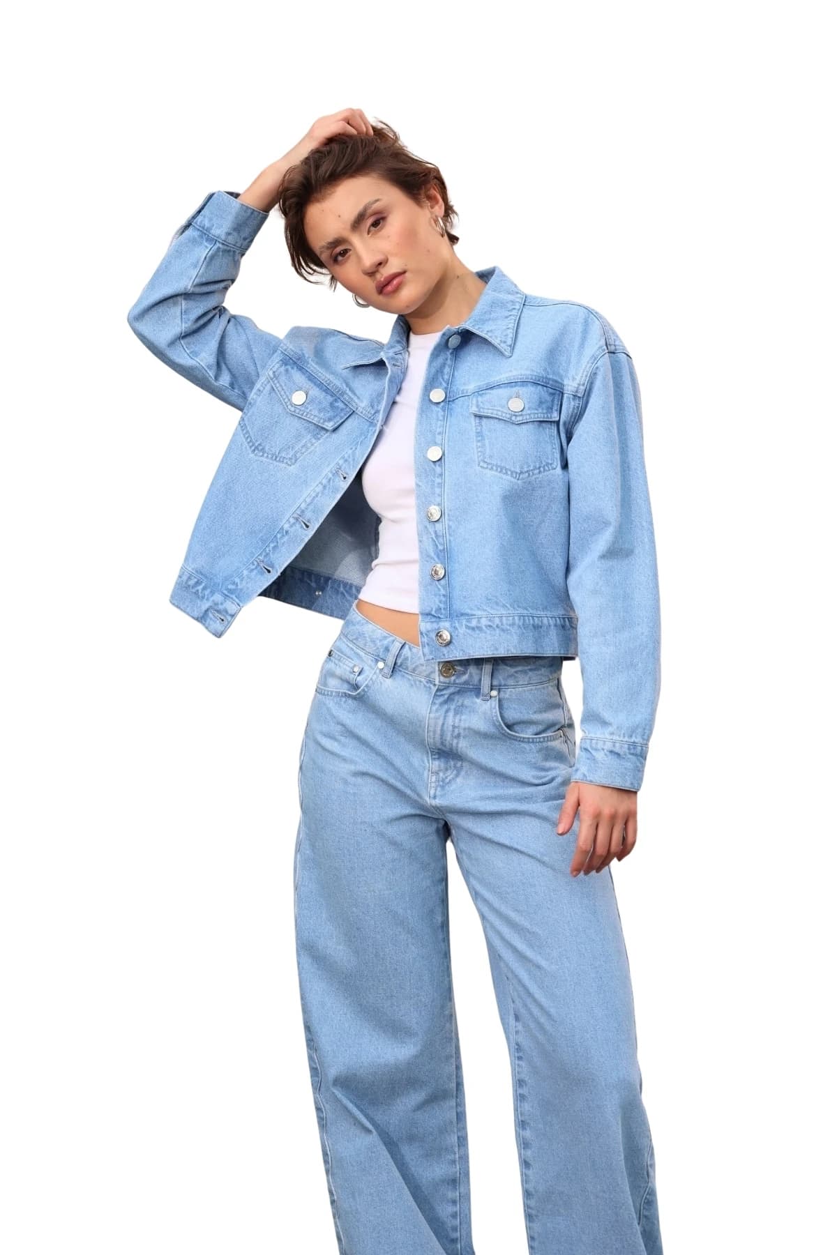 Denim Moon kadın açık mavi geniş paça denim pantolon, metal düğmeli bel ve kemer köprüleriyle modelde önden üç çeyrek görünüm.