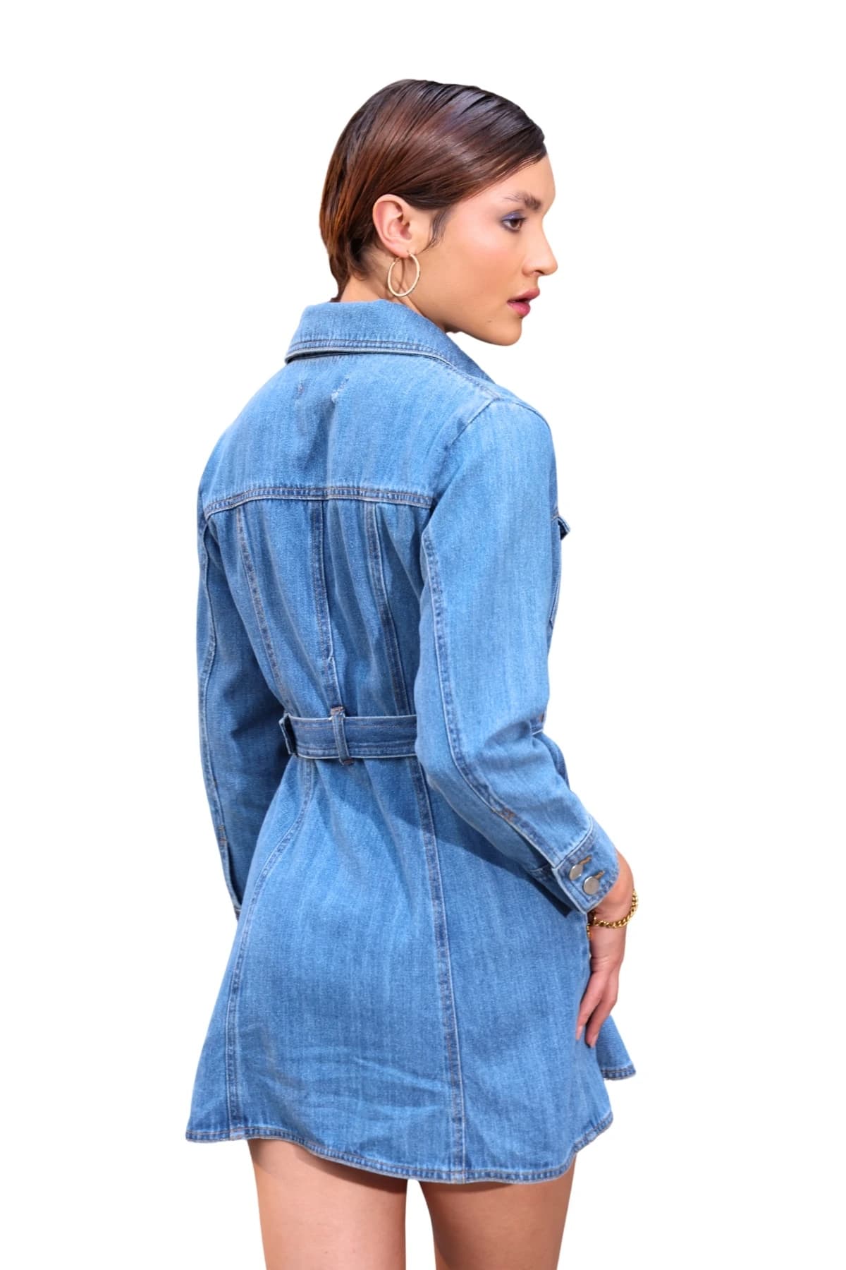 Denim Moon kadın mavi denim gömlek elbise, kemerli bel ve sırt dikiş detayı, modelde arkadan görünüm.