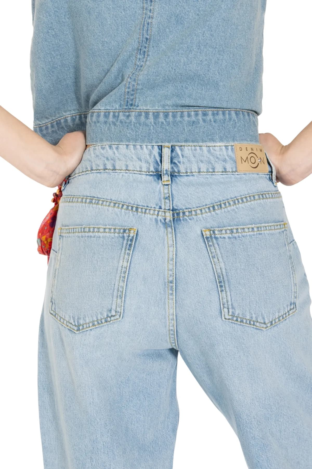 Denim Moon kadın açık mavi balon kesim denim pantolon, arka cepleri ve bel etiketi arkadan yakın görünüm.