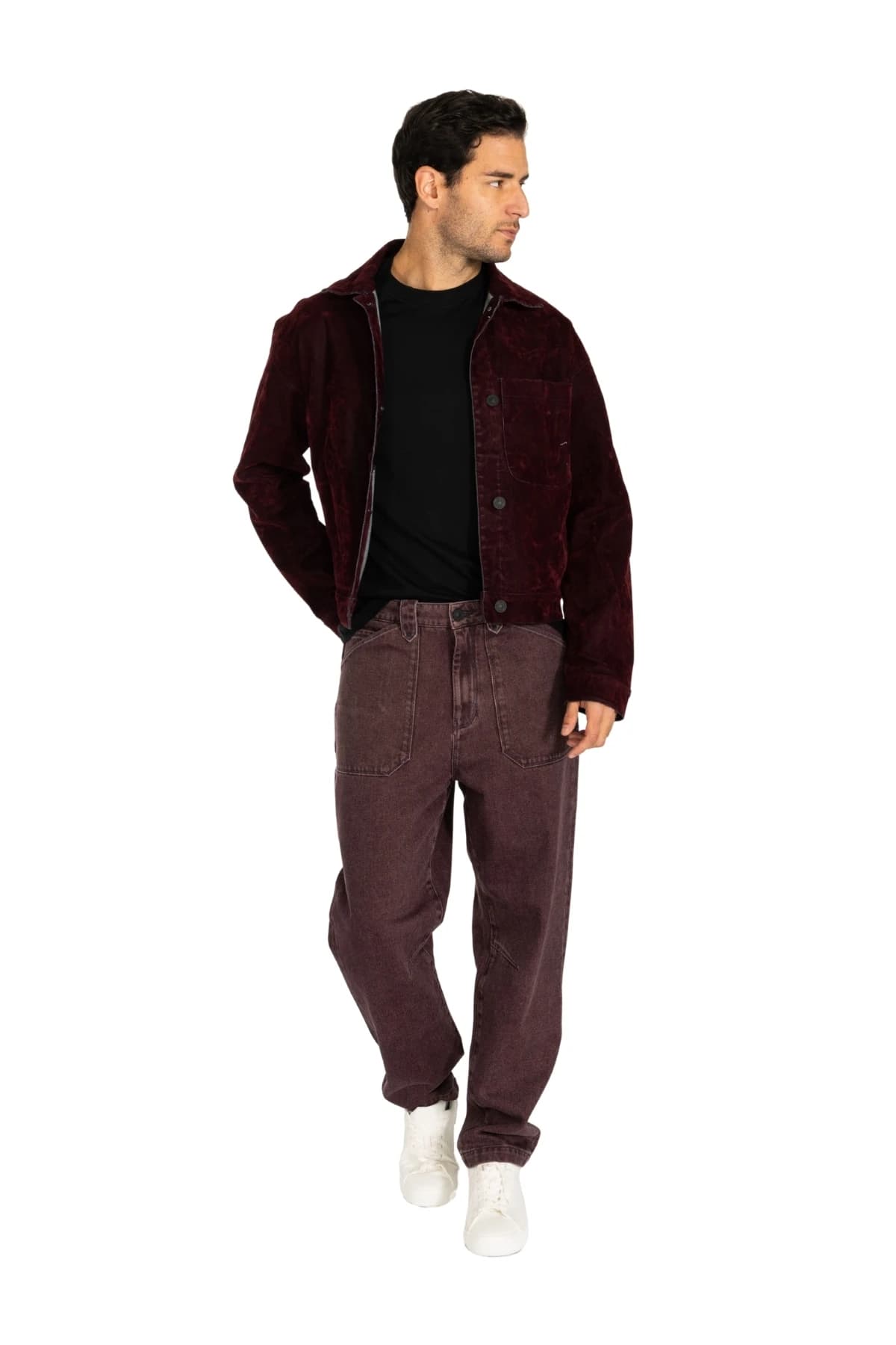 Denim Moon erkek bordo denim pantolon, rahat düz paça kesim, modelde önden açılı görünüm.