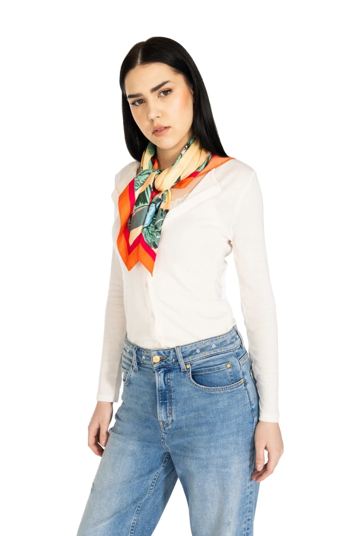 Denim Moon kadın orta mavi geniş paça denim pantolon, metal düğme ve ön cep detayıyla modelde önden görünüm.