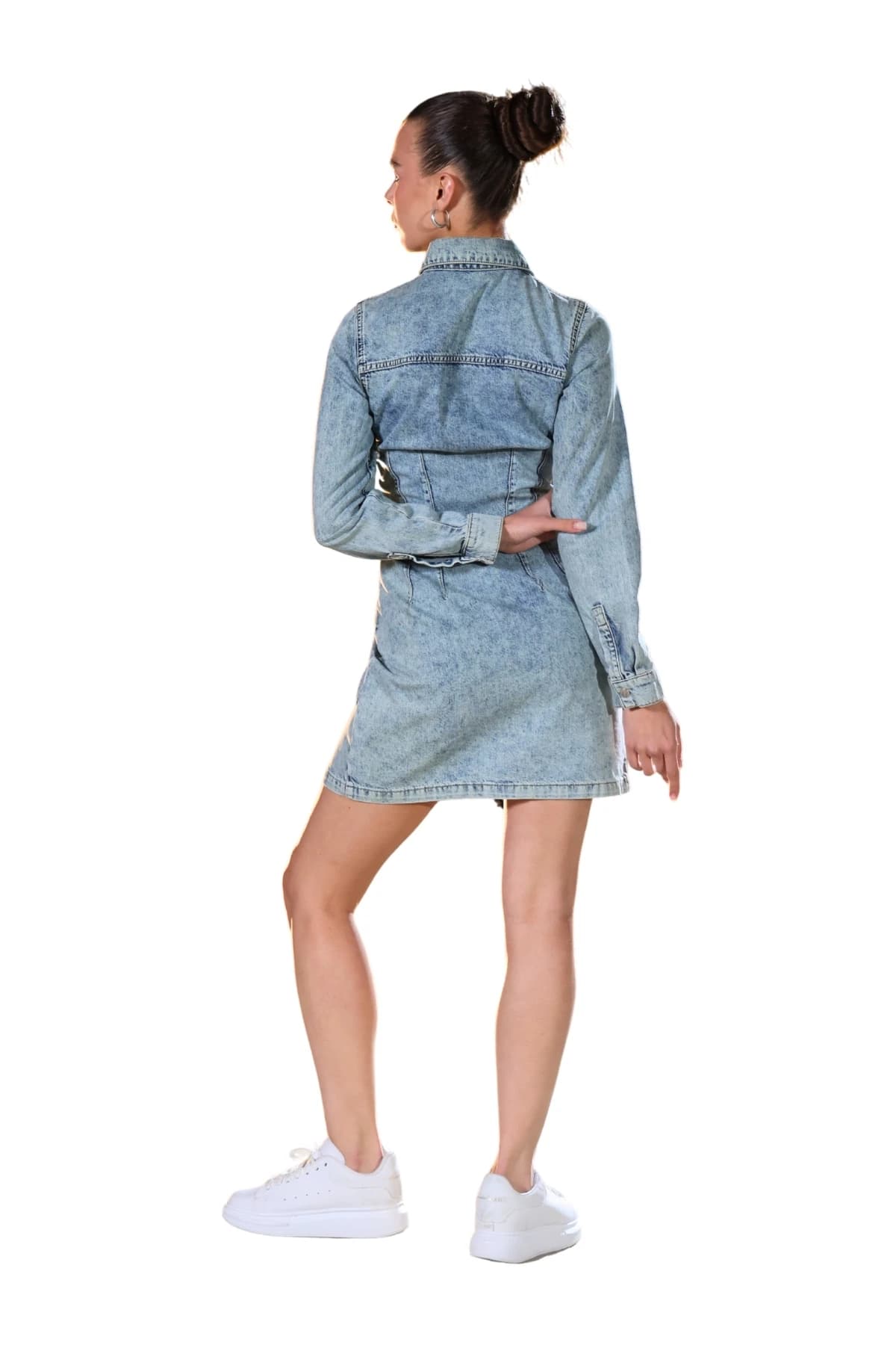 Denim Moon kadın buz mavisi kar yıkama denim gömlek elbise, sırt dikiş detayı, modelde arkadan tam boy görünüm.