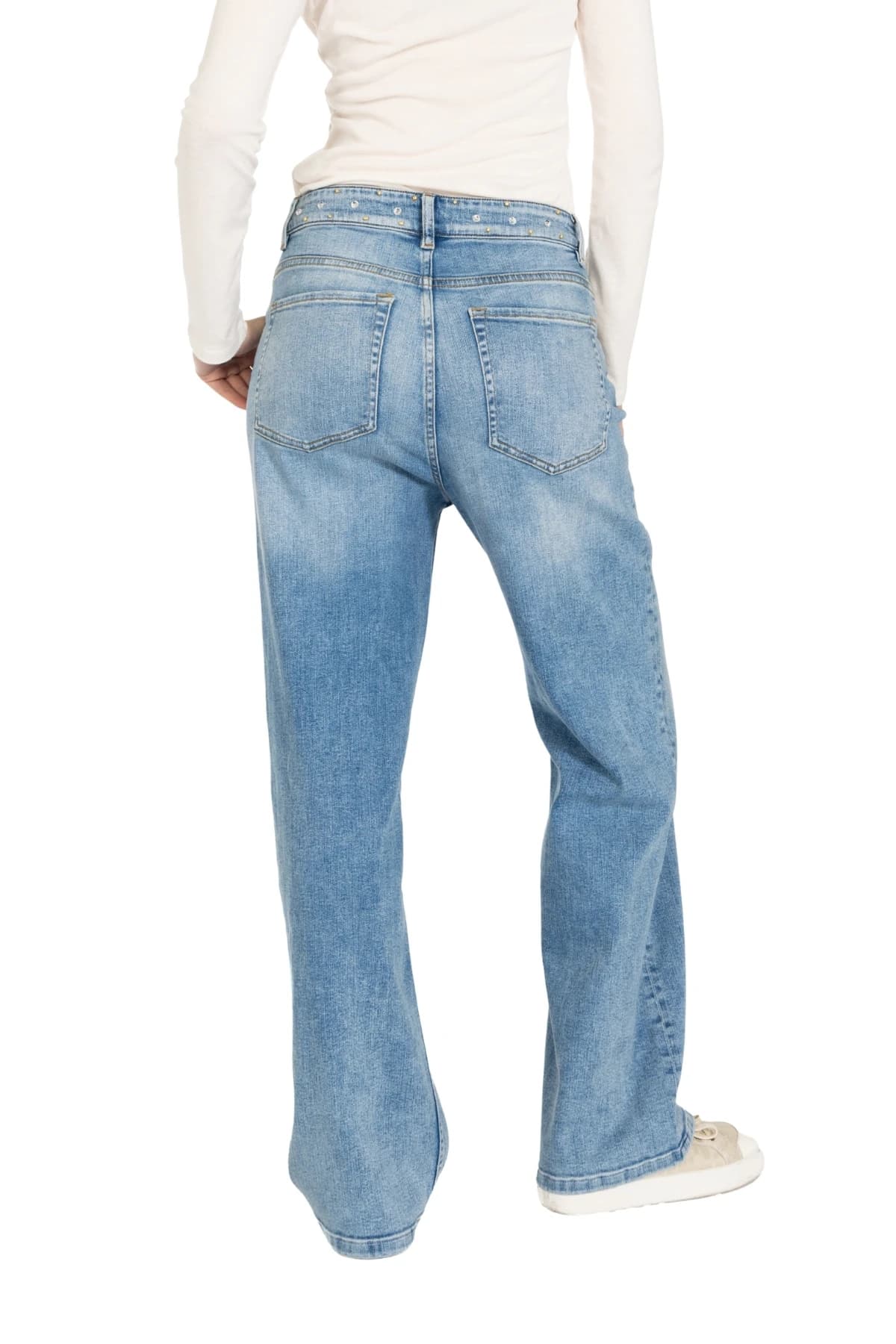Denim Moon kadın orta mavi yıkamalı geniş paça denim pantolon, arka cepleri ve geniş paçası arkadan yakın görünüm.