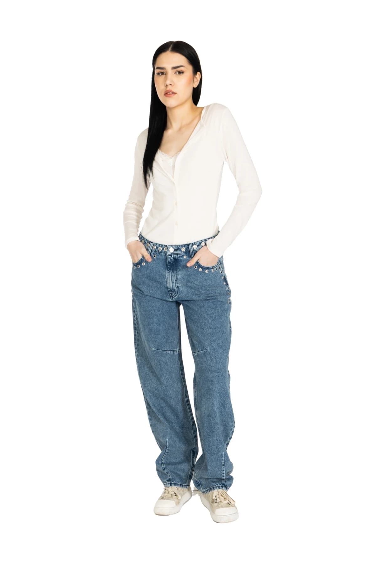 Denim Moon kadın orta mavi bol kesim denim pantolon, balon paçasıyla modelde önden üç çeyrek tam boy görünüm.