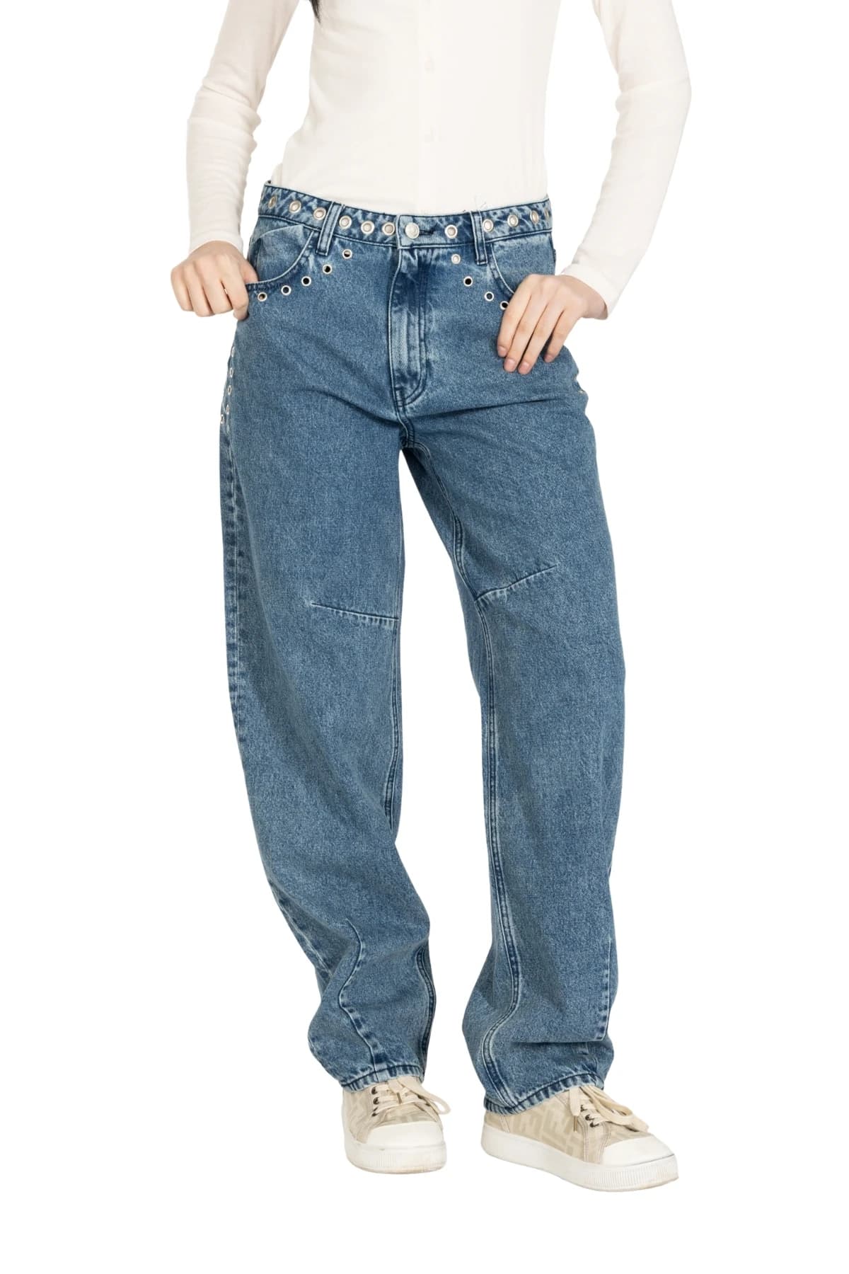 Denim Moon kadın orta mavi bol kesim denim pantolon, kuşgözü detaylı bel ve ön cepleri önden yakın görünüm.
