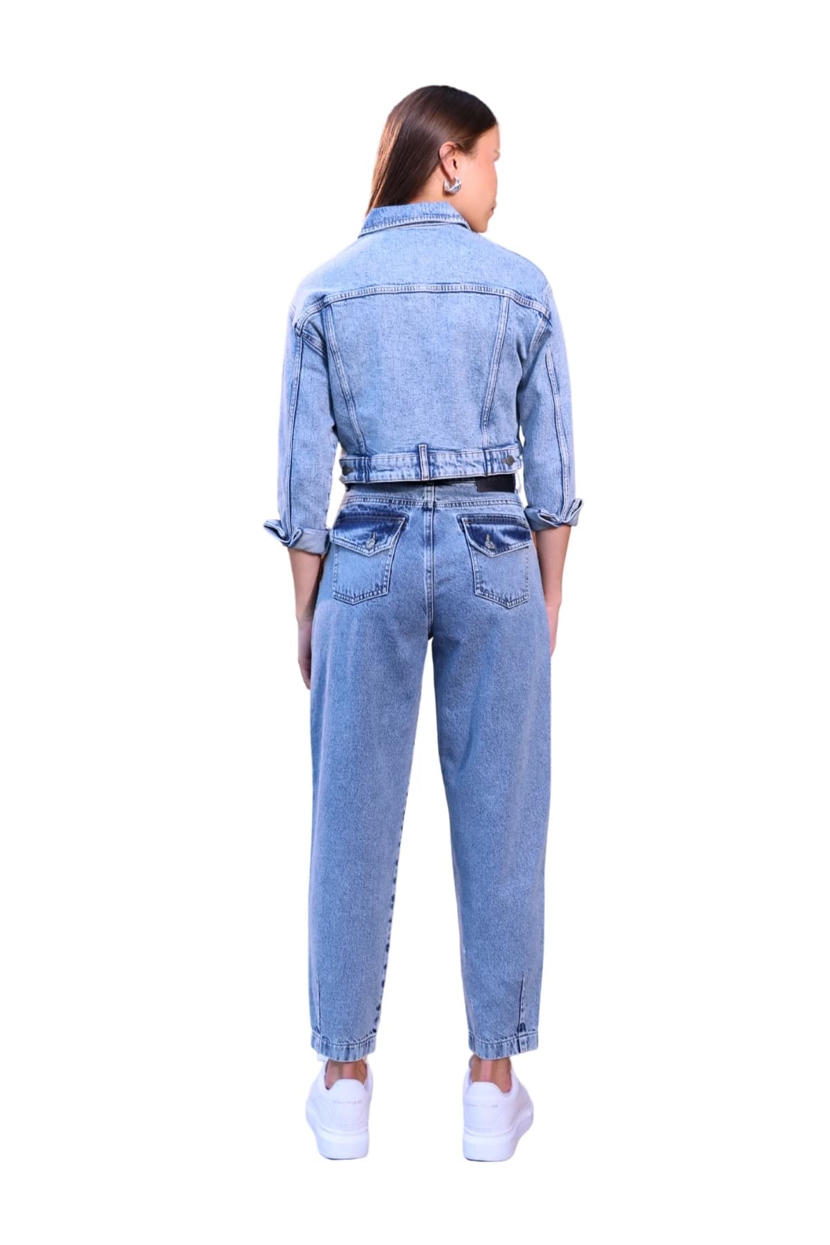 Denim Moon kadın orta mavi balon kesim denim pantolon, kapaklı arka cepleriyle modelde arkadan tam boy görünüm.