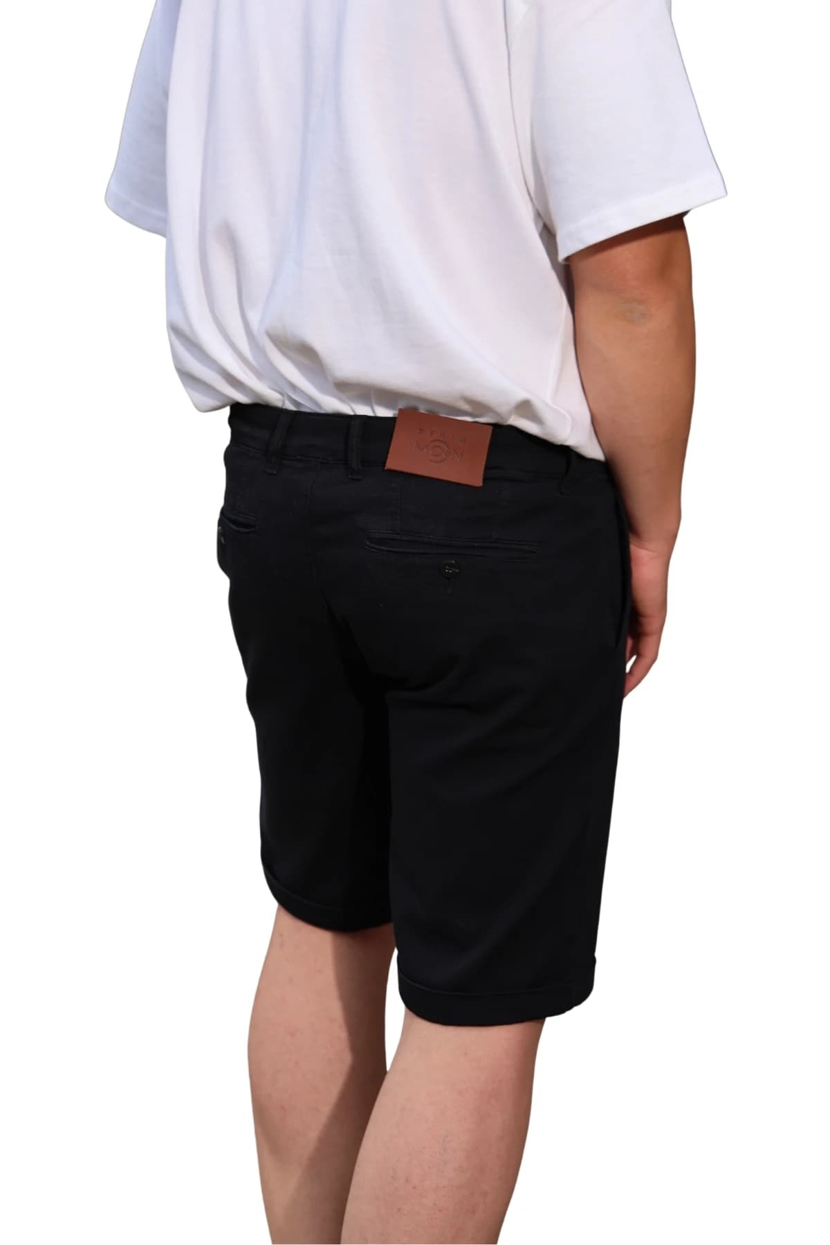 Denim Moon erkek siyah dokuma chino şort, arka cep ve deri bel etiketi detayı, modelde arkadan yakın görünüm.