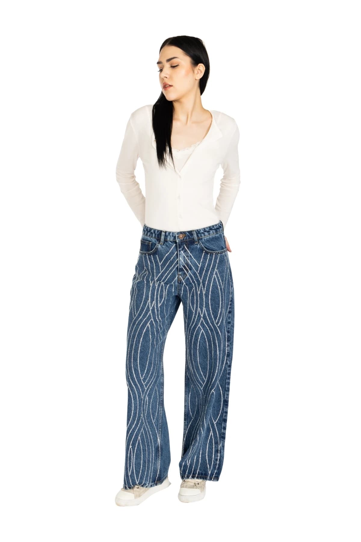 Denim Moon kadın orta mavi geniş paça denim pantolon, taş işlemeli önü ve yüksek beliyle modelde önden üç çeyrek tam boy görünüm.