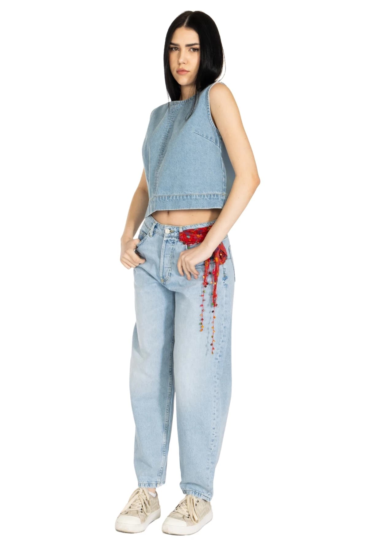 Denim Moon kadın açık mavi balon kesim denim pantolon, yüksek beliyle modelde önden tam boy görünüm.